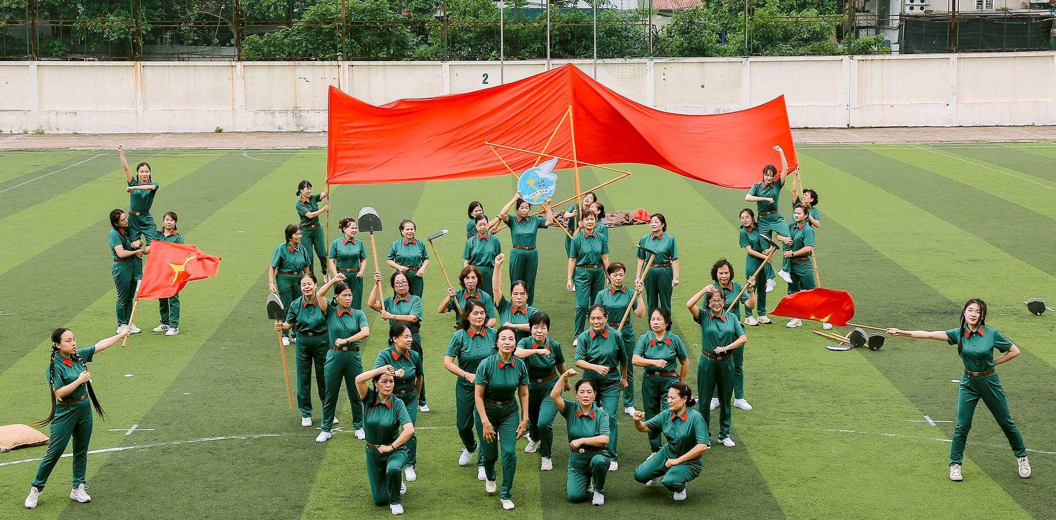 Liên hoan các đội dân vũ, khiêu vũ thể thao chào mừng kỷ niệm 70 năm ngày Giải phóng Thủ đô - ảnh 13