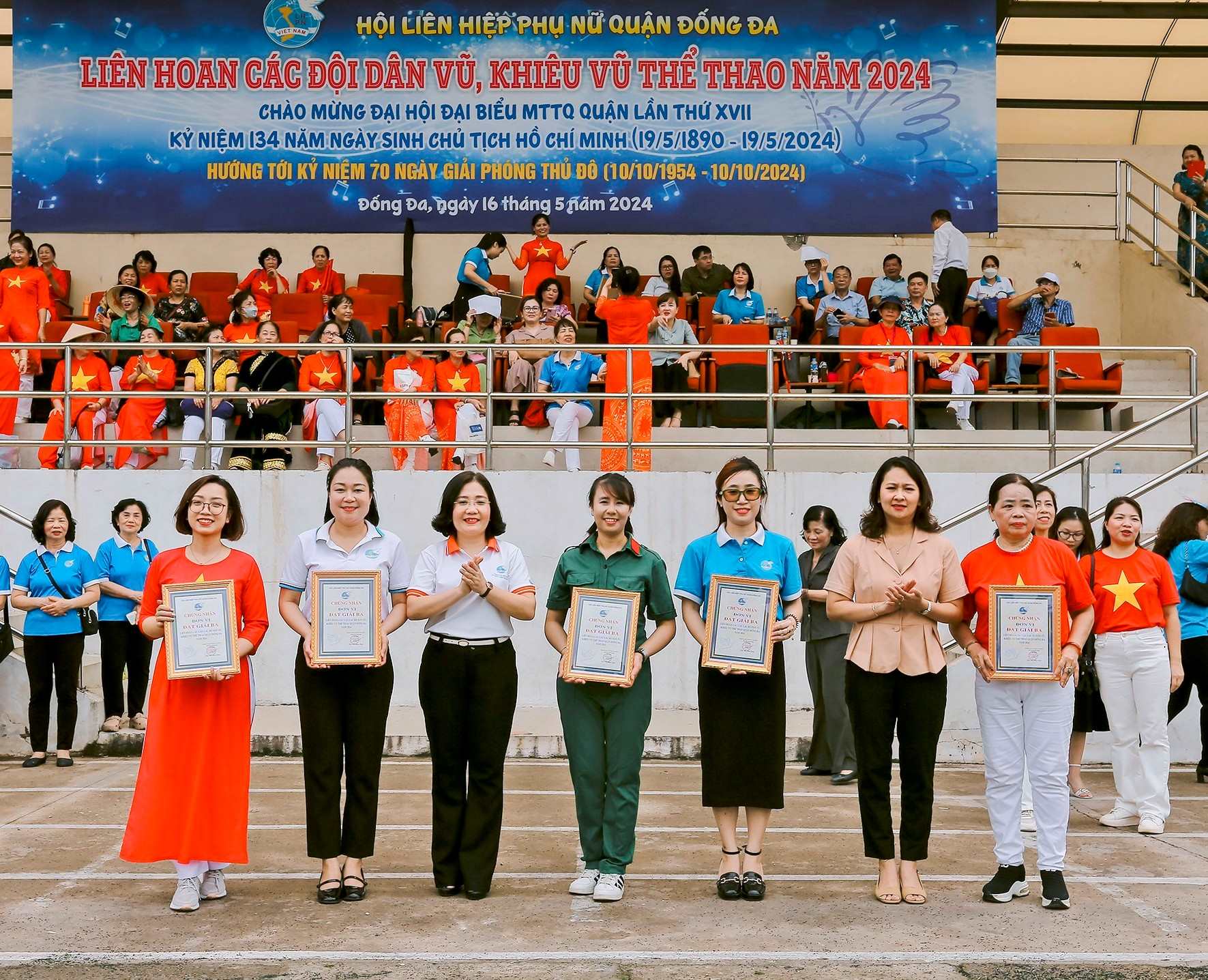 Liên hoan các đội dân vũ, khiêu vũ thể thao chào mừng kỷ niệm 70 năm ngày Giải phóng Thủ đô - ảnh 9