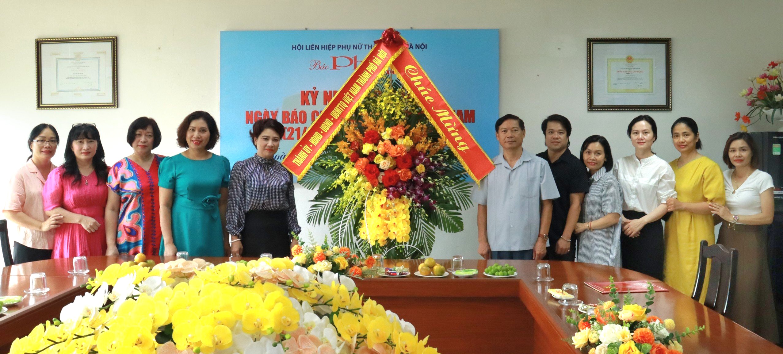 Phó Trưởng ban Thường trực Ban Tuyên giáo Thành ủy thăm, chúc mừng Báo Phụ nữ Thủ đô nhân ngày 21/6 - ảnh 1
