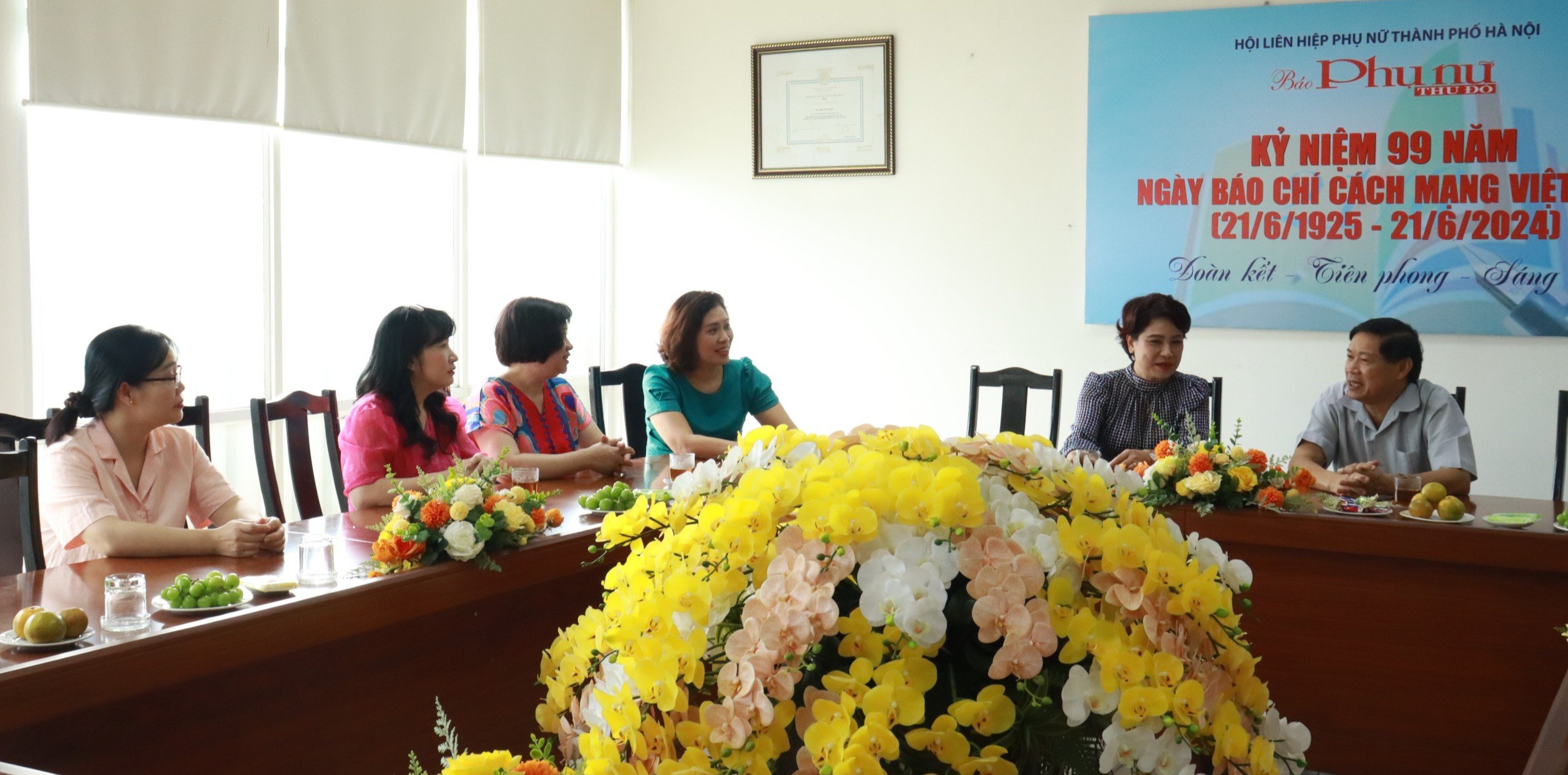 Phó Trưởng ban Thường trực Ban Tuyên giáo Thành ủy thăm, chúc mừng Báo Phụ nữ Thủ đô nhân ngày 21/6 - ảnh 2