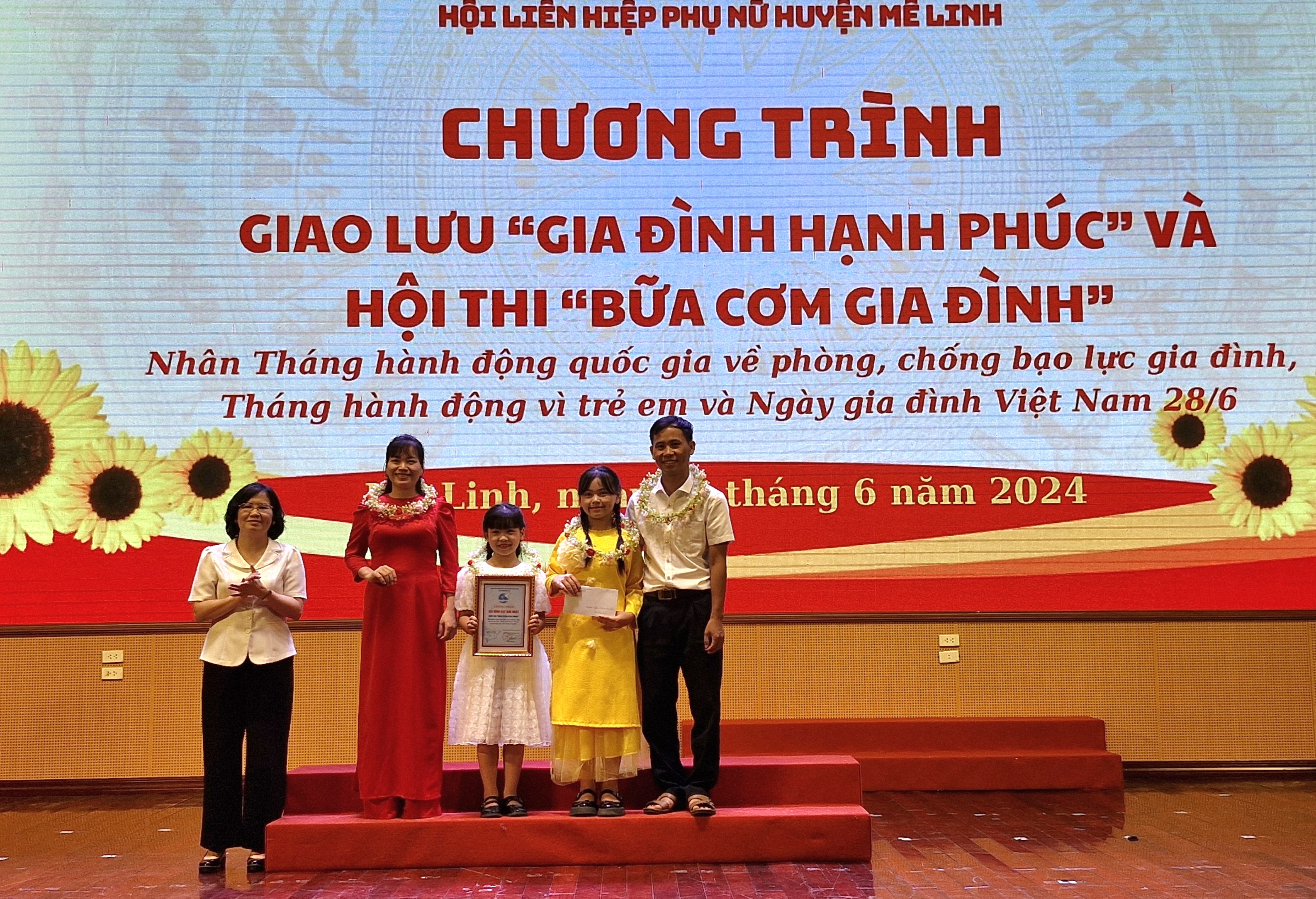 Hội LHPN Huyện Mê Linh: Giao lưu “Gia đình hạnh phúc”, trổ tài với “Bữa cơm gia đình” - ảnh 2