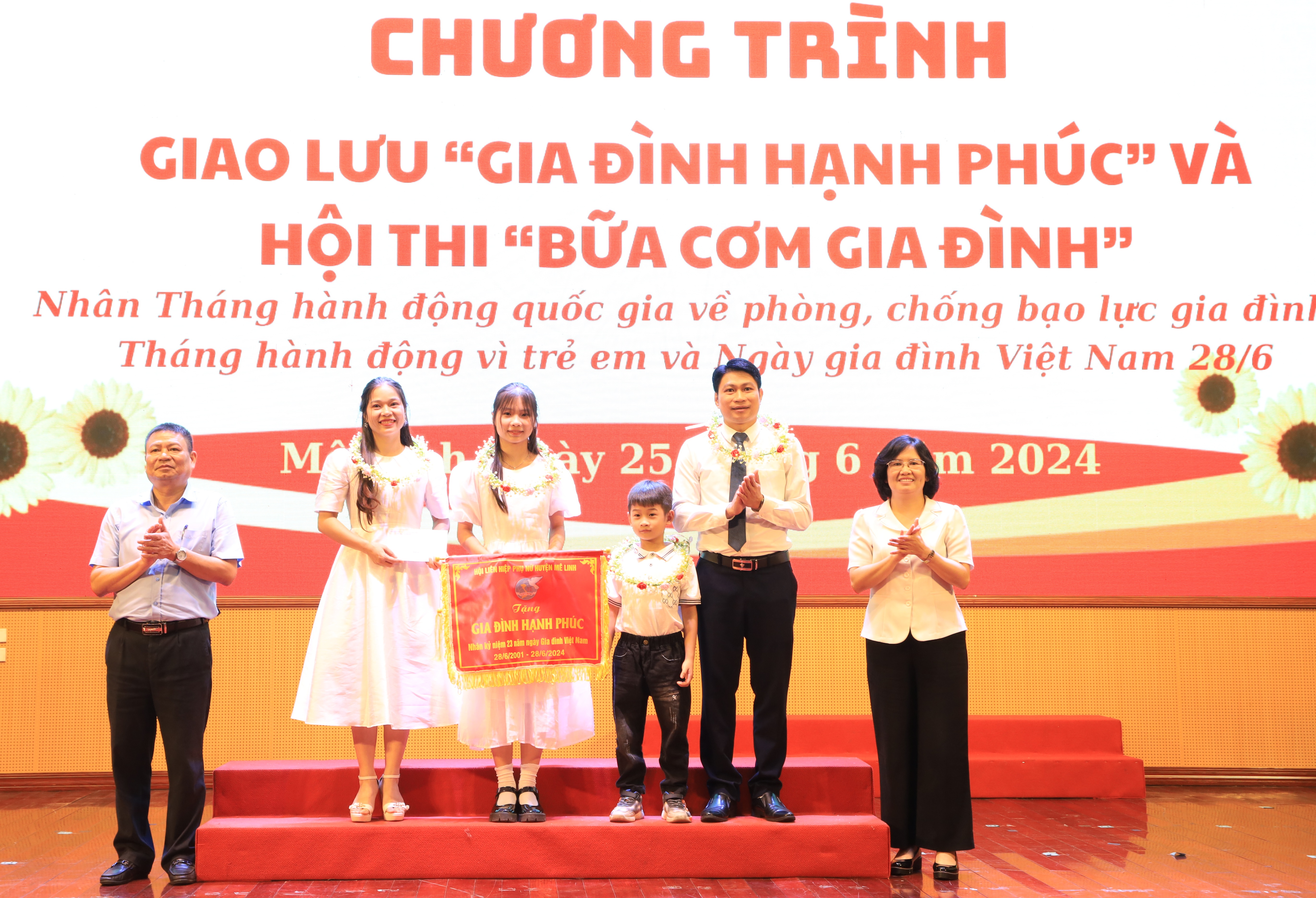 Hội LHPN Huyện Mê Linh: Giao lưu “Gia đình hạnh phúc”, trổ tài với “Bữa cơm gia đình” - ảnh 6