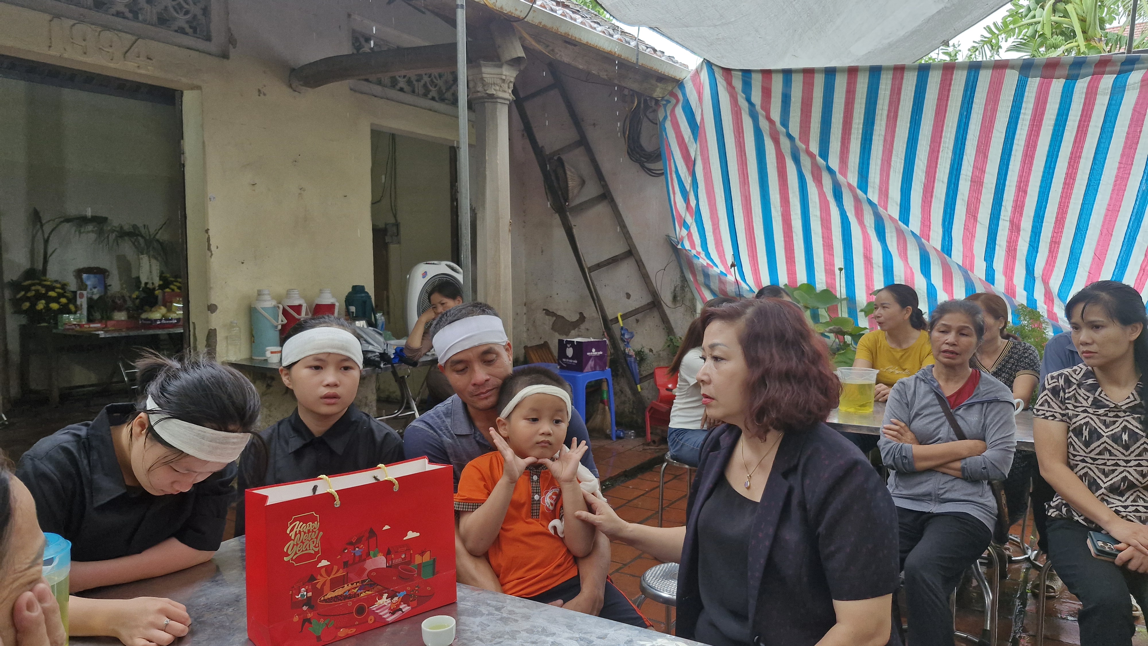 Lãnh đạo Hội LHPN Hà Nội thăm, động viên gia đình hội viên phụ nữ tử vong do điện giật - ảnh 2