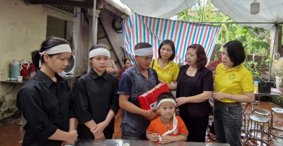 Lãnh đạo Hội LHPN Hà Nội thăm, động viên gia đình hội viên phụ nữ tử vong do điện giật - ảnh 1