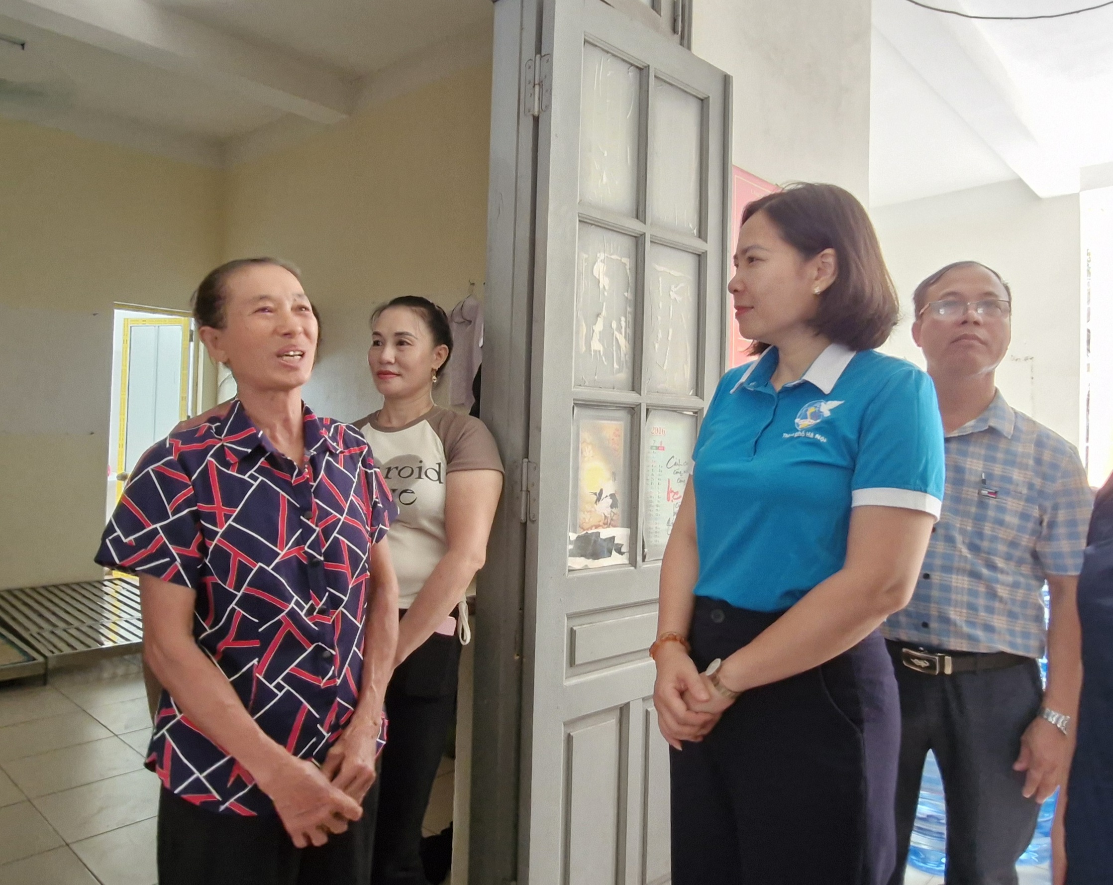 Lãnh đạo Hội LHPN Hà Nội thăm hỏi, động viên người dân bị ảnh hưởng bởi bão số 3 - ảnh 4
