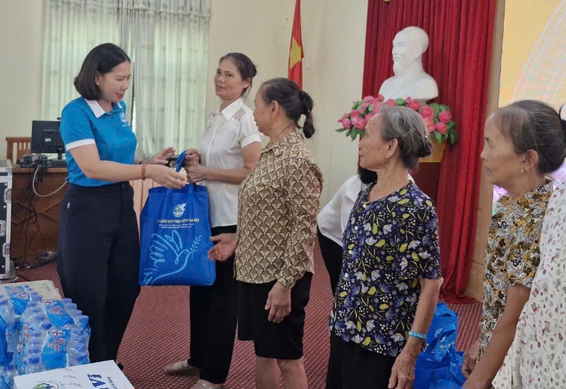Lãnh đạo Hội LHPN Hà Nội thăm hỏi, động viên người dân bị ảnh hưởng bởi bão số 3 - ảnh 5