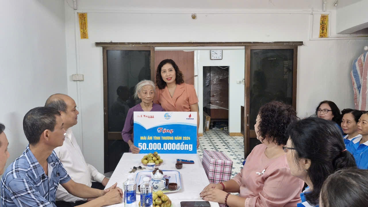 Báo PNTĐ trao kinh phí hỗ trợ xây sửa “Mái ấm tình thương“ - ảnh 1