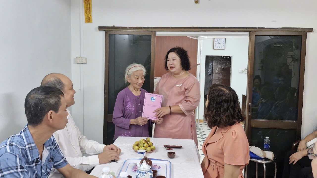 Báo PNTĐ trao kinh phí hỗ trợ xây sửa “Mái ấm tình thương“ - ảnh 3