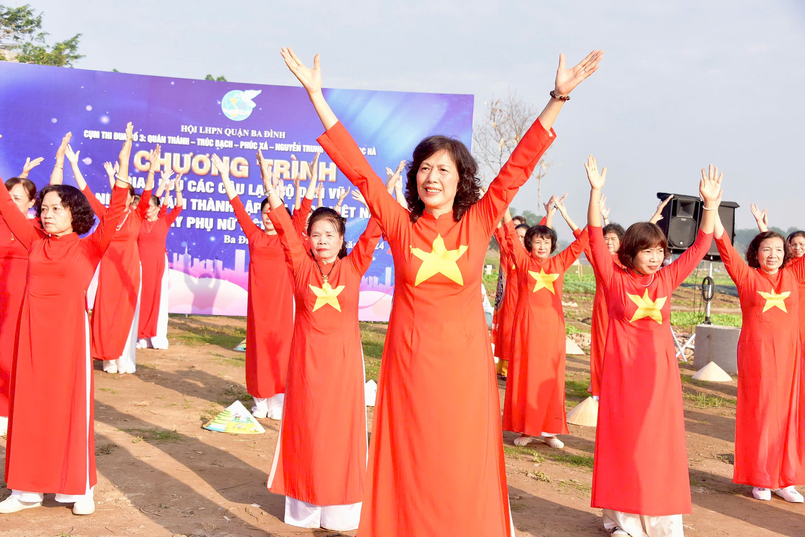 Sắc áo dài và hoa reo vui trên vùng đất bãi - ảnh 3