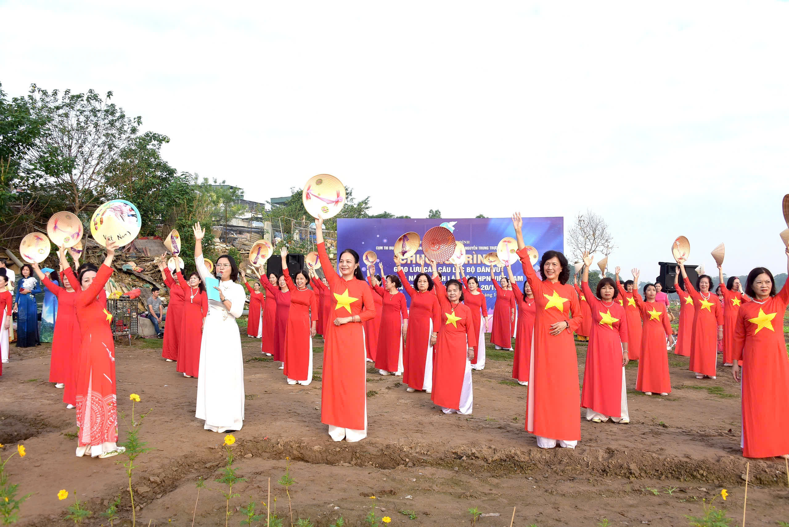 Sắc áo dài và hoa reo vui trên vùng đất bãi - ảnh 4