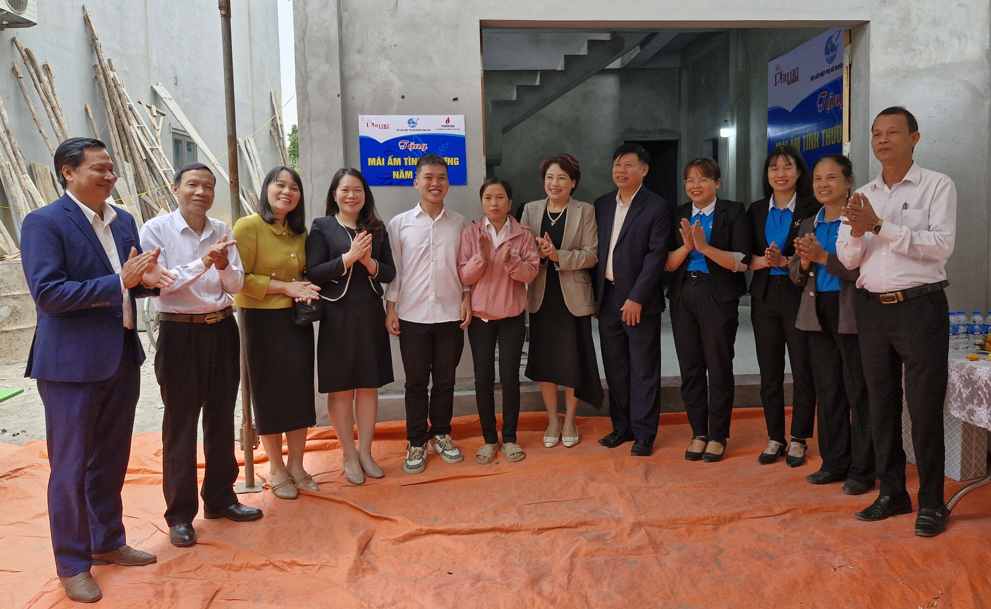 Báo Phụ nữ Thủ đô trao “Mái ấm tình thương” cho hội viên khó khăn tại huyện Đông Anh - ảnh 8