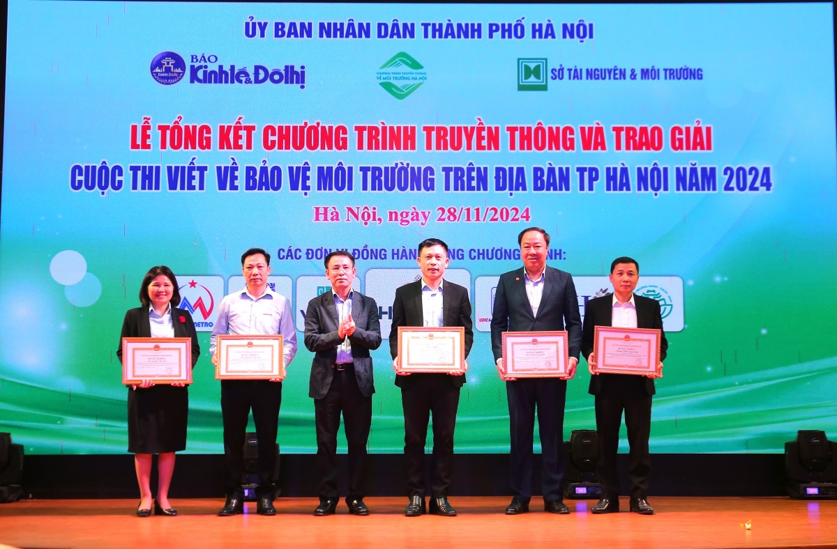 Trao giải cuộc thi viết “Bảo vệ môi trường trên địa bàn thành phố Hà Nội năm 2024” - ảnh 1