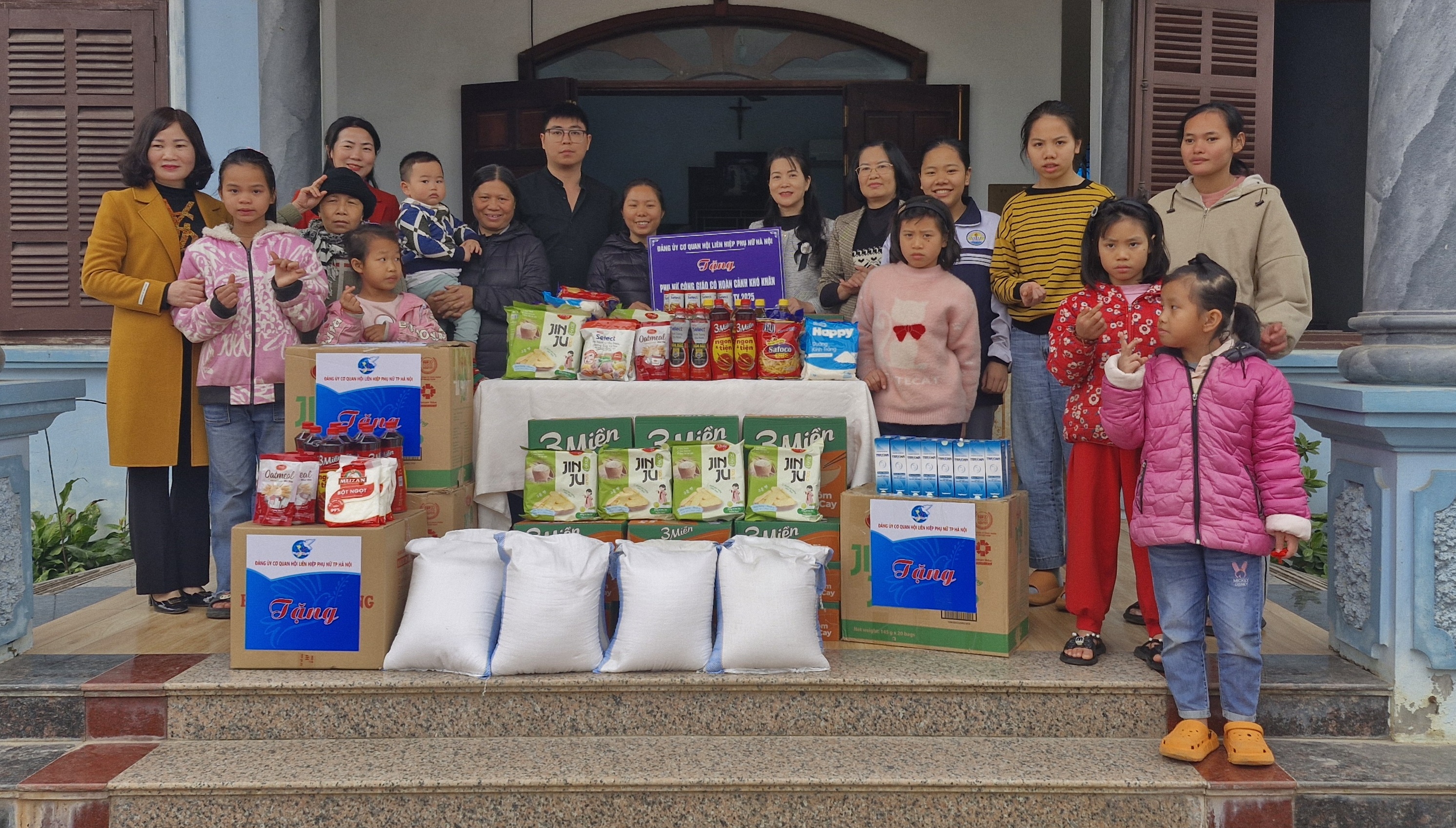 Đảng ủy cơ quan Hội LHPN Hà Nội: Tặng quà Tết phụ nữ công giáo có hoàn cảnh khó khăn - ảnh 2