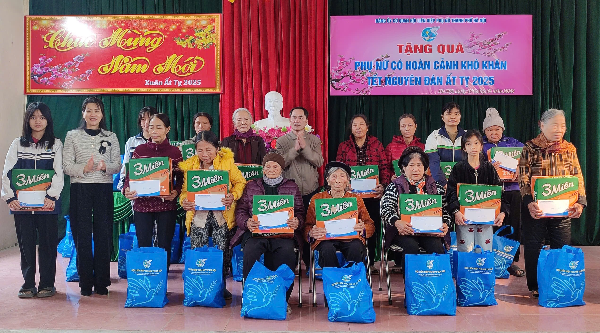 Đảng ủy cơ quan Hội LHPN Hà Nội: Tặng quà Tết phụ nữ công giáo có hoàn cảnh khó khăn - ảnh 1