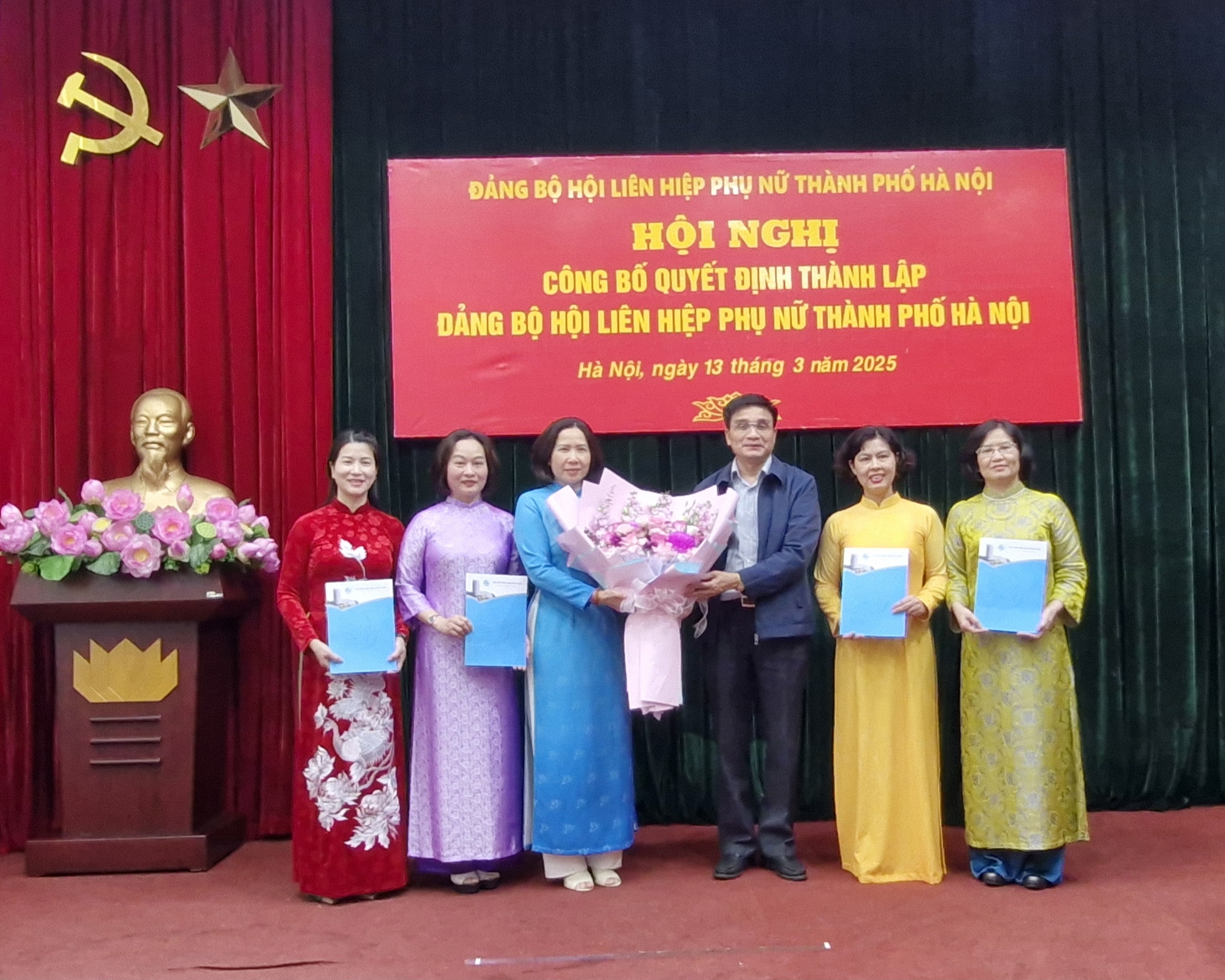 Công bố và trao quyết định thành lập Đảng bộ Hội LHPN thành phố Hà Nội nhiệm kỳ 2020-2025 và nhiệm kỳ 2025 - 2030 - ảnh 1