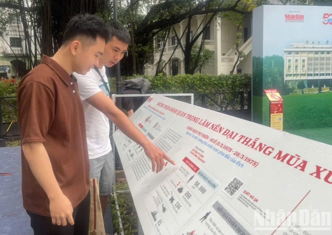 Người dân về Thủ đô nhận phụ san kỷ niệm ngày thống nhất - ảnh 2