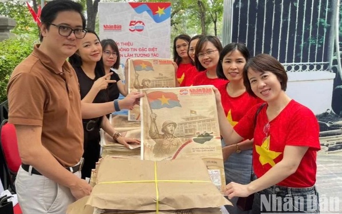 Người dân về Thủ đô nhận phụ san kỷ niệm ngày thống nhất - ảnh 1