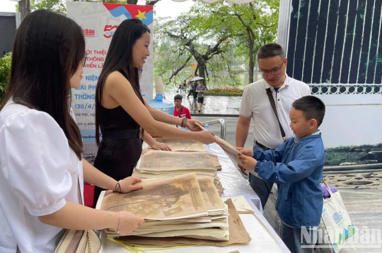 Người dân về Thủ đô nhận phụ san kỷ niệm ngày thống nhất - ảnh 3