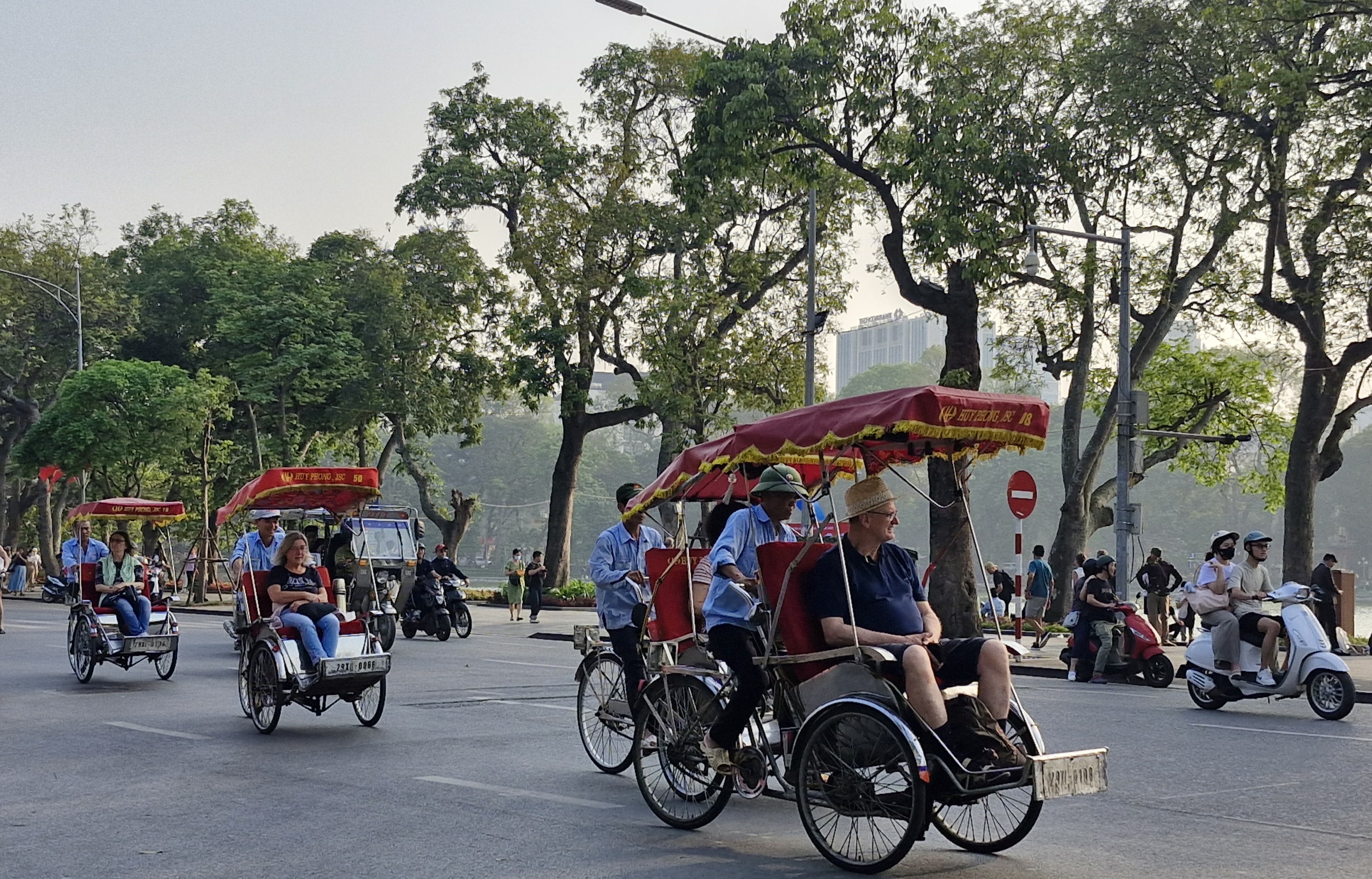 Khách quốc tế đến Việt Nam trong 4 tháng đầu năm đạt 7,67 triệu lượt - ảnh 1