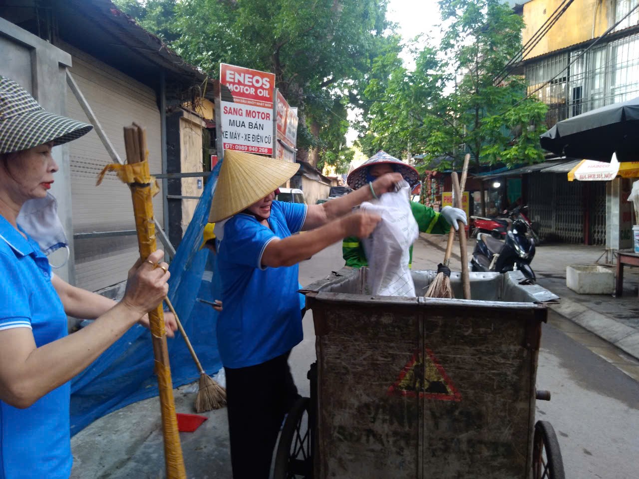 Hội LHPN phường Nghĩa Đô (mới) đồng loạt ra quân tổng vệ sinh môi trường - ảnh 8