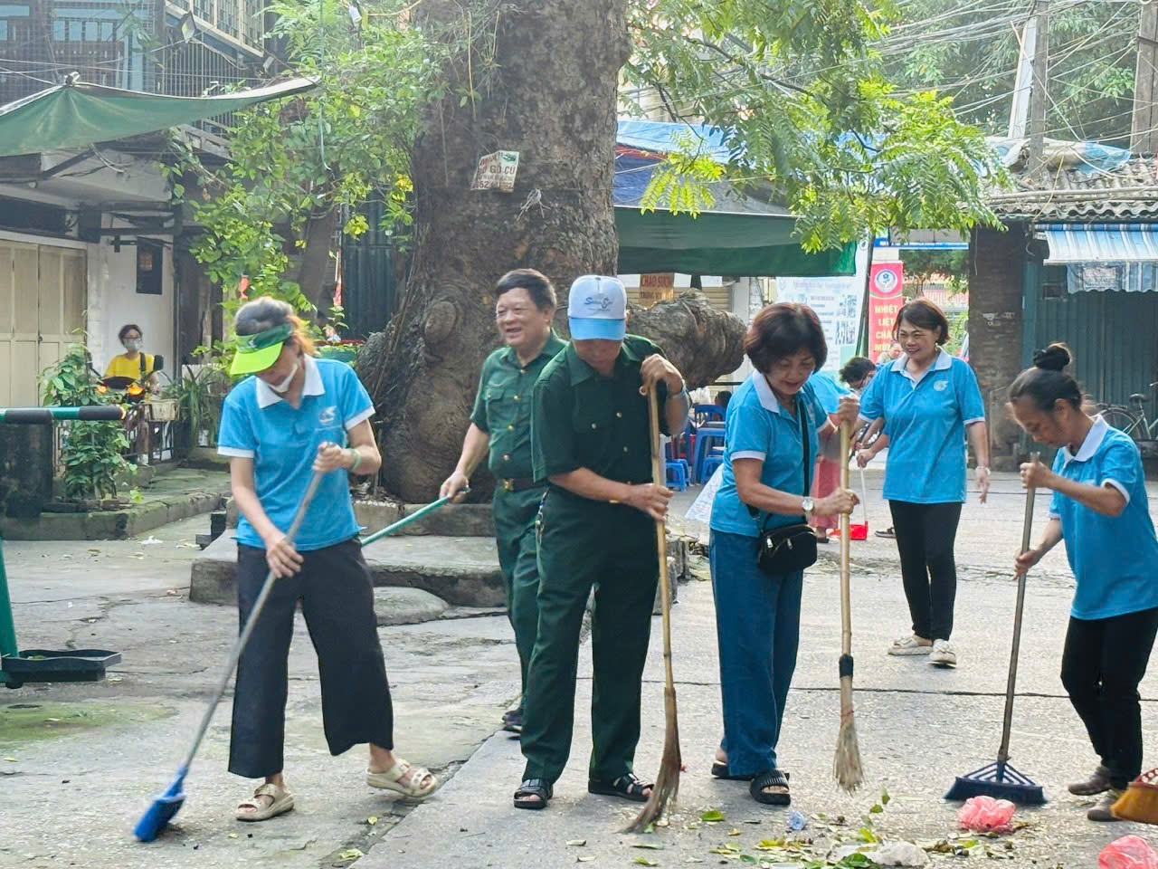 Phường Hai Bà Trưng tiếp tục ra quân thực hiện “Ngày cuối tuần xanh“ - ảnh 1