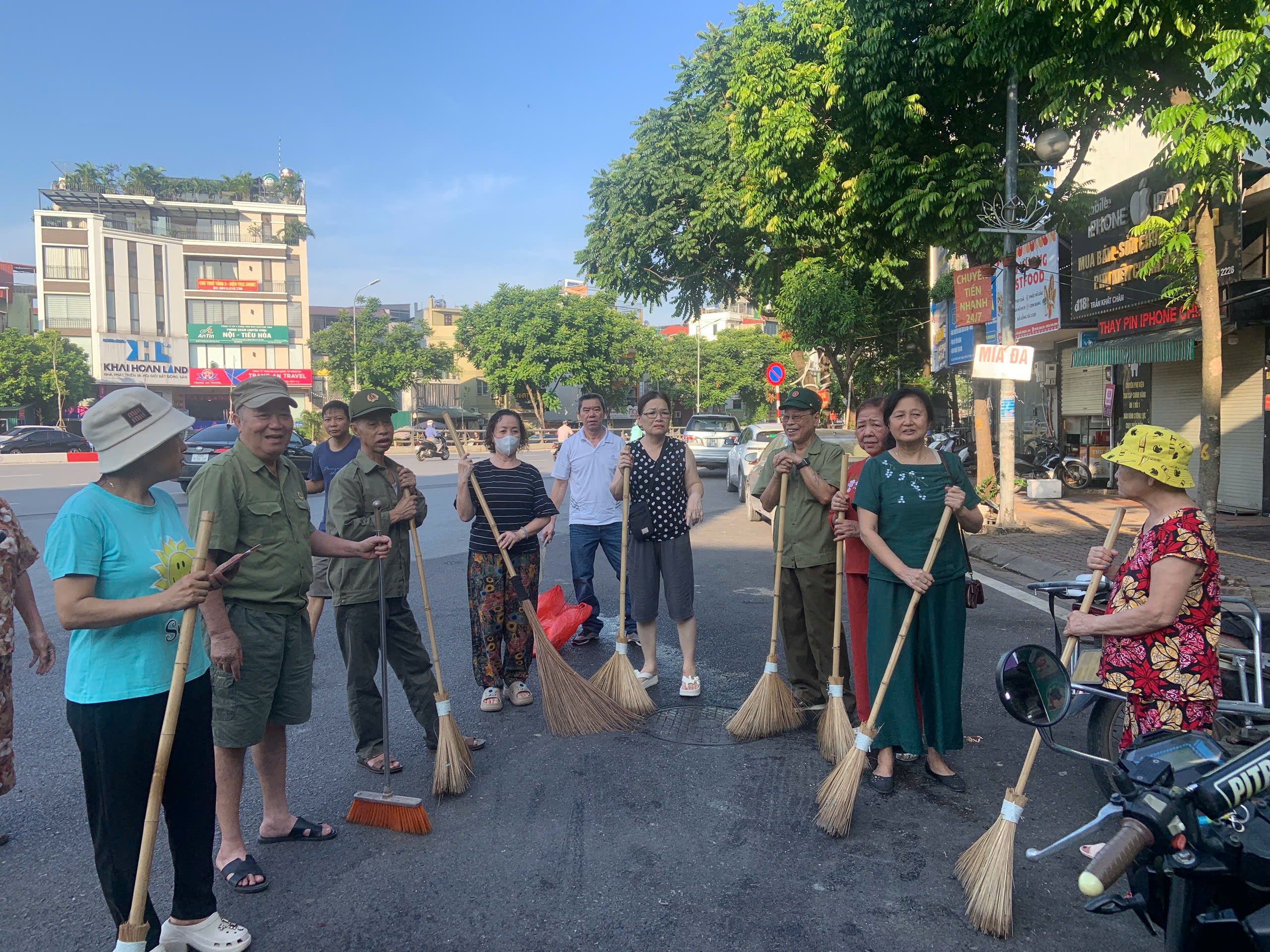 Phường Hai Bà Trưng tổ chức ra quân tổng vệ sinh môi trường - ảnh 11