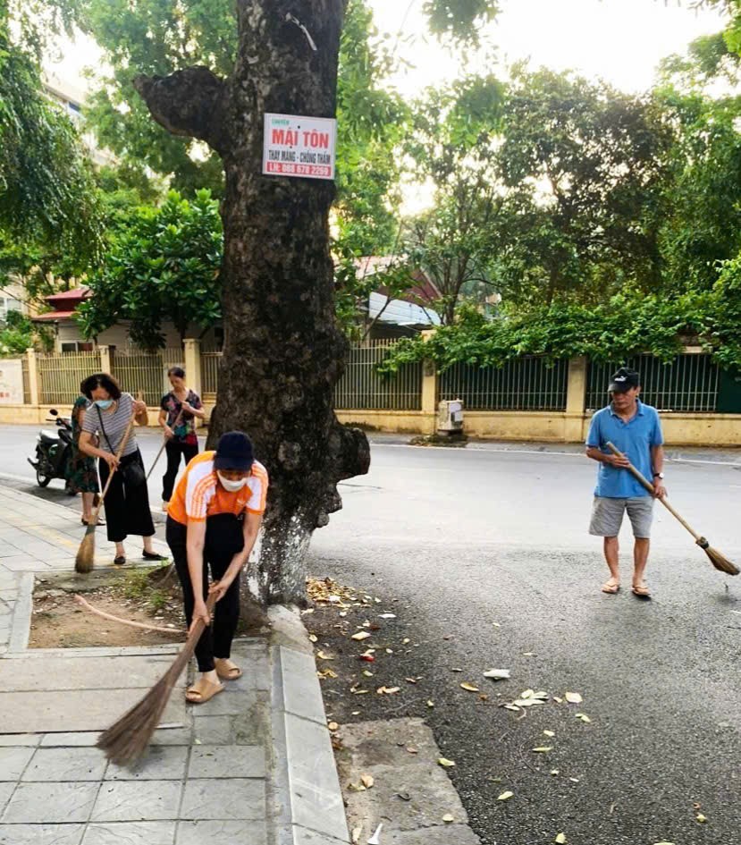 Ủy ban MTTQ Việt Nam phường Bạch Mai hưởng ứng chương trình ra quân tổng vệ sinh môi trường - ảnh 4