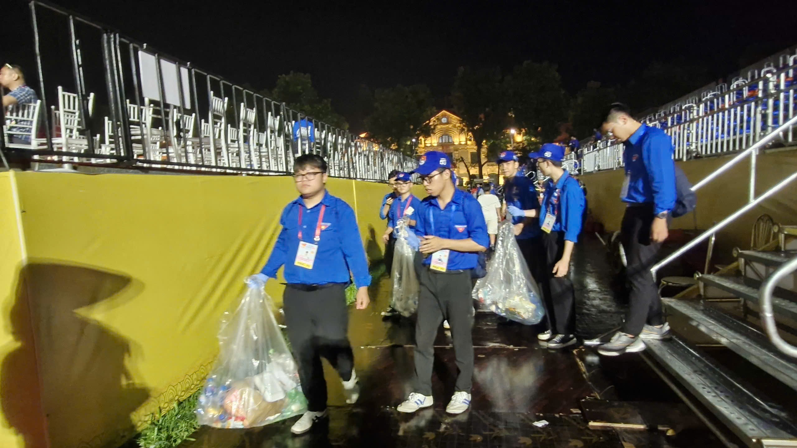 Nhân dân phấn khởi xem buổi sơ duyệt diễu binh, diễu hành tại Quảng Trường Ba Đình - ảnh 12