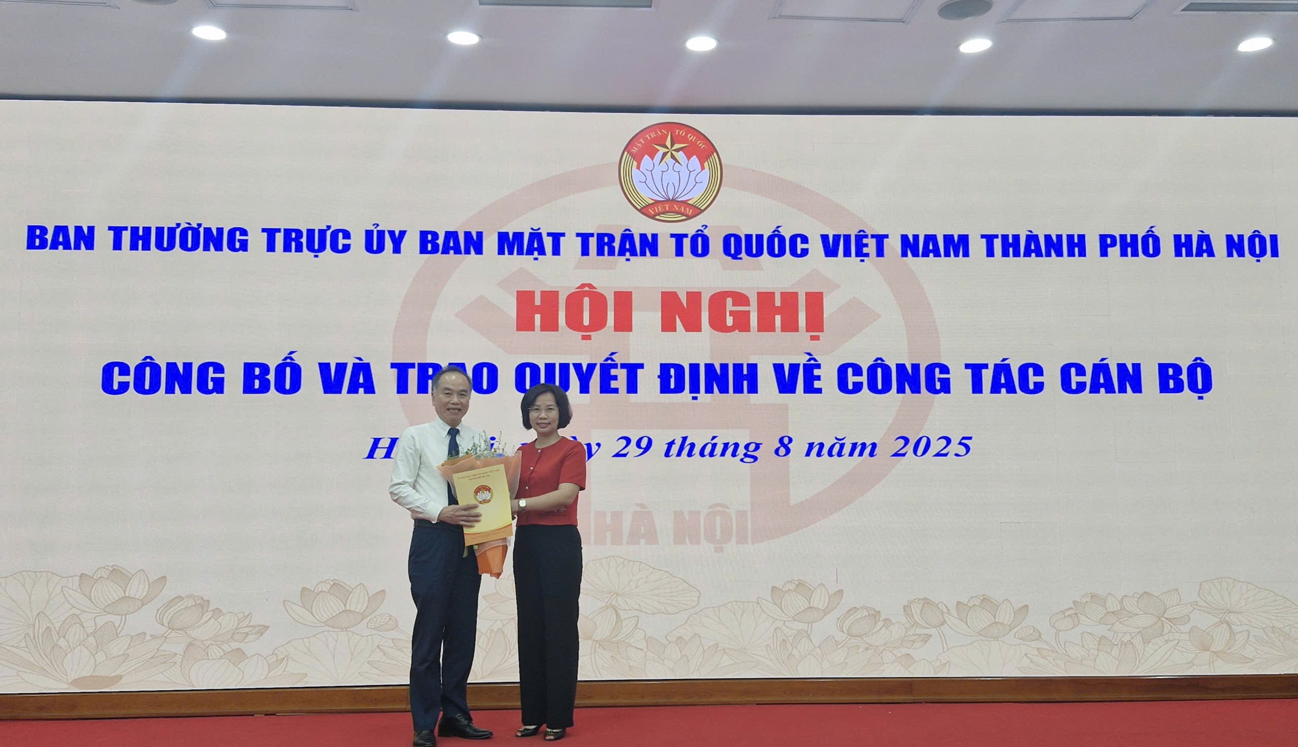 Ủy ban MTTQ Việt Nam TP Hà Nội công bố và trao quyết định về công tác cán bộ - ảnh 3