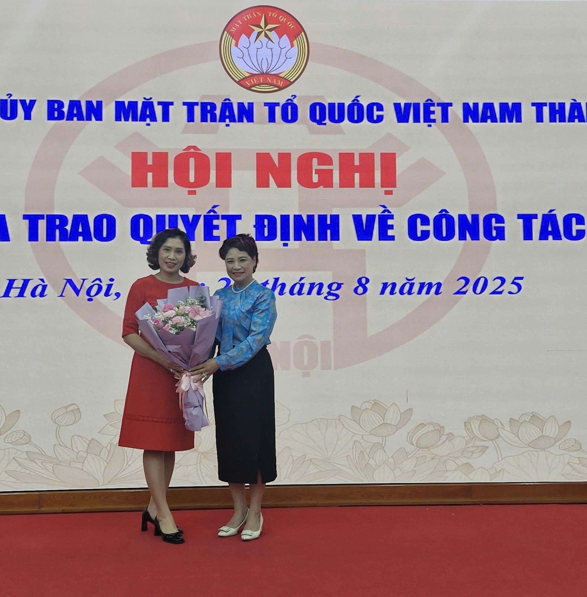 Ủy ban MTTQ Việt Nam TP Hà Nội công bố và trao quyết định về công tác cán bộ - ảnh 5