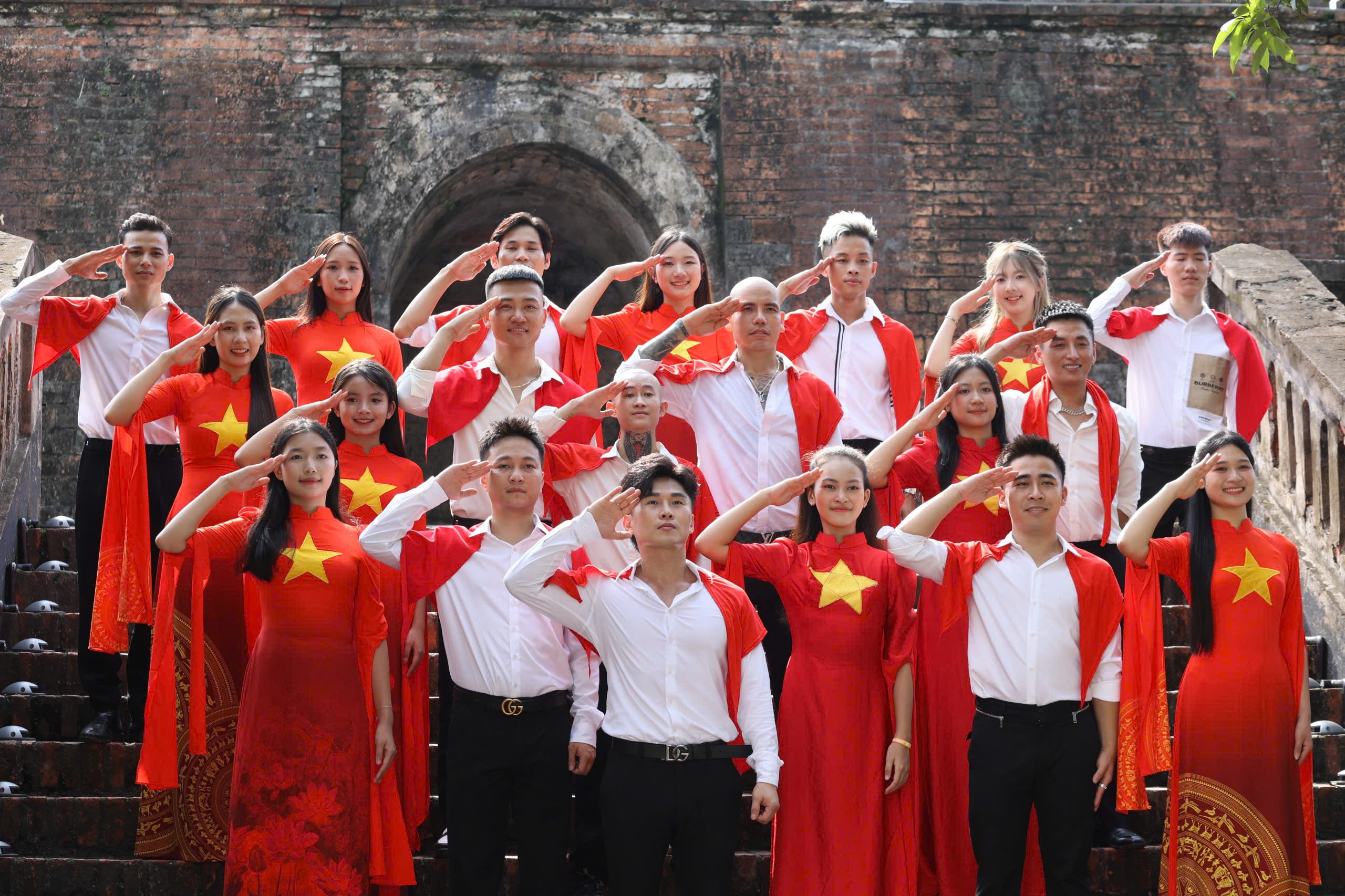 Áo dài truyền thống đồng hành cùng MV “Đất Nước Trọn Niềm Vui” - ảnh 1