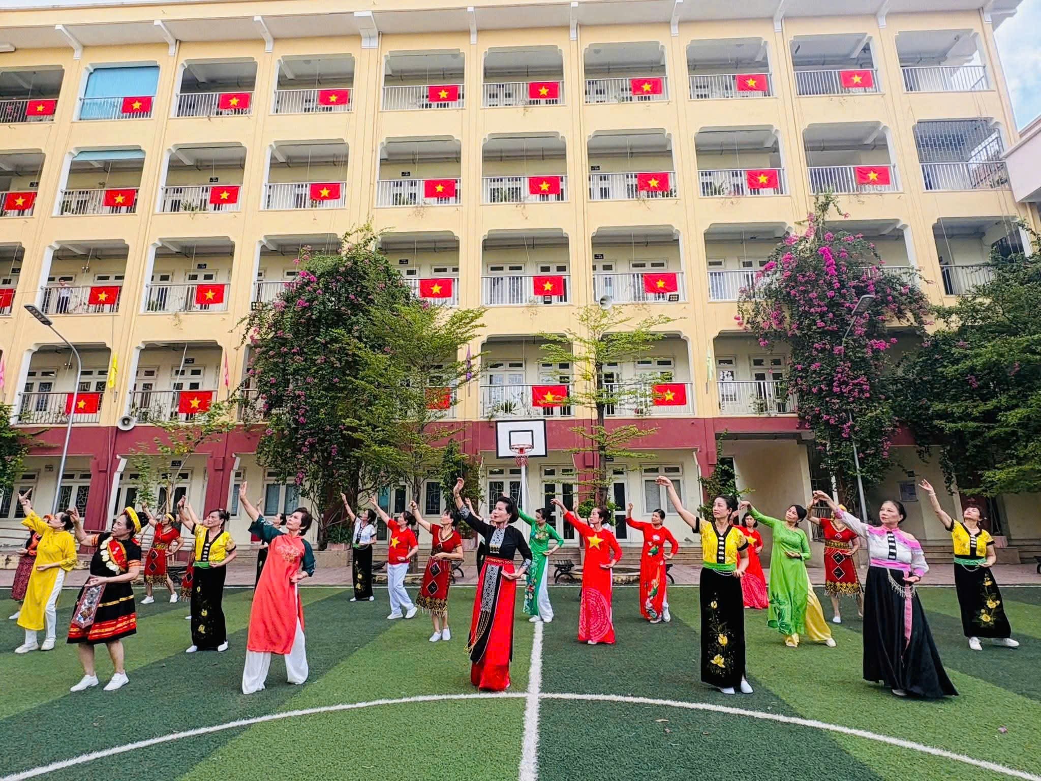 Phụ nữ phường Bạch Mai đồng diễn dân vũ mừng Đại lễ của dân tộc - ảnh 4