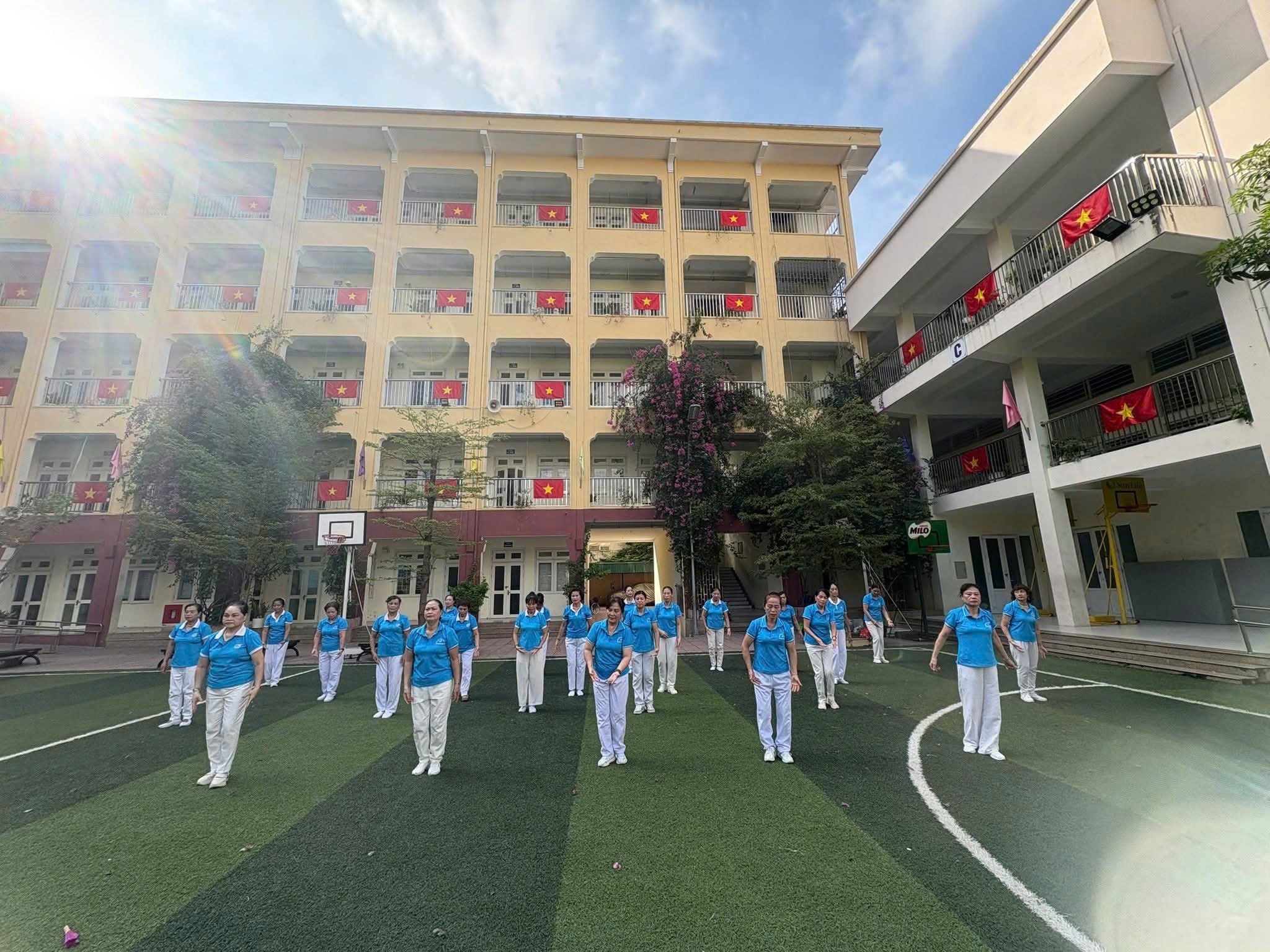 Phụ nữ phường Bạch Mai đồng diễn dân vũ mừng Đại lễ của dân tộc - ảnh 3