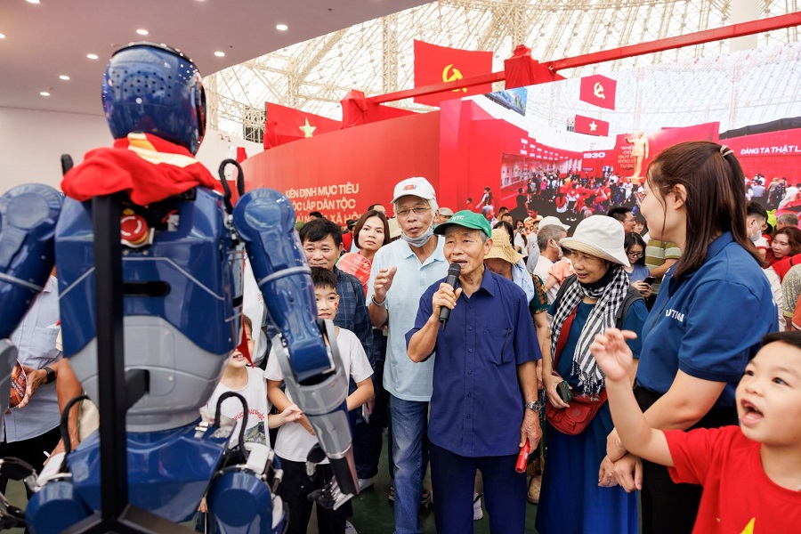 Kéo dài thời gian triển lãm “80 năm hành trình Độc lập-Tự do-Hạnh phúc” đến ngày 15/9 - ảnh 2