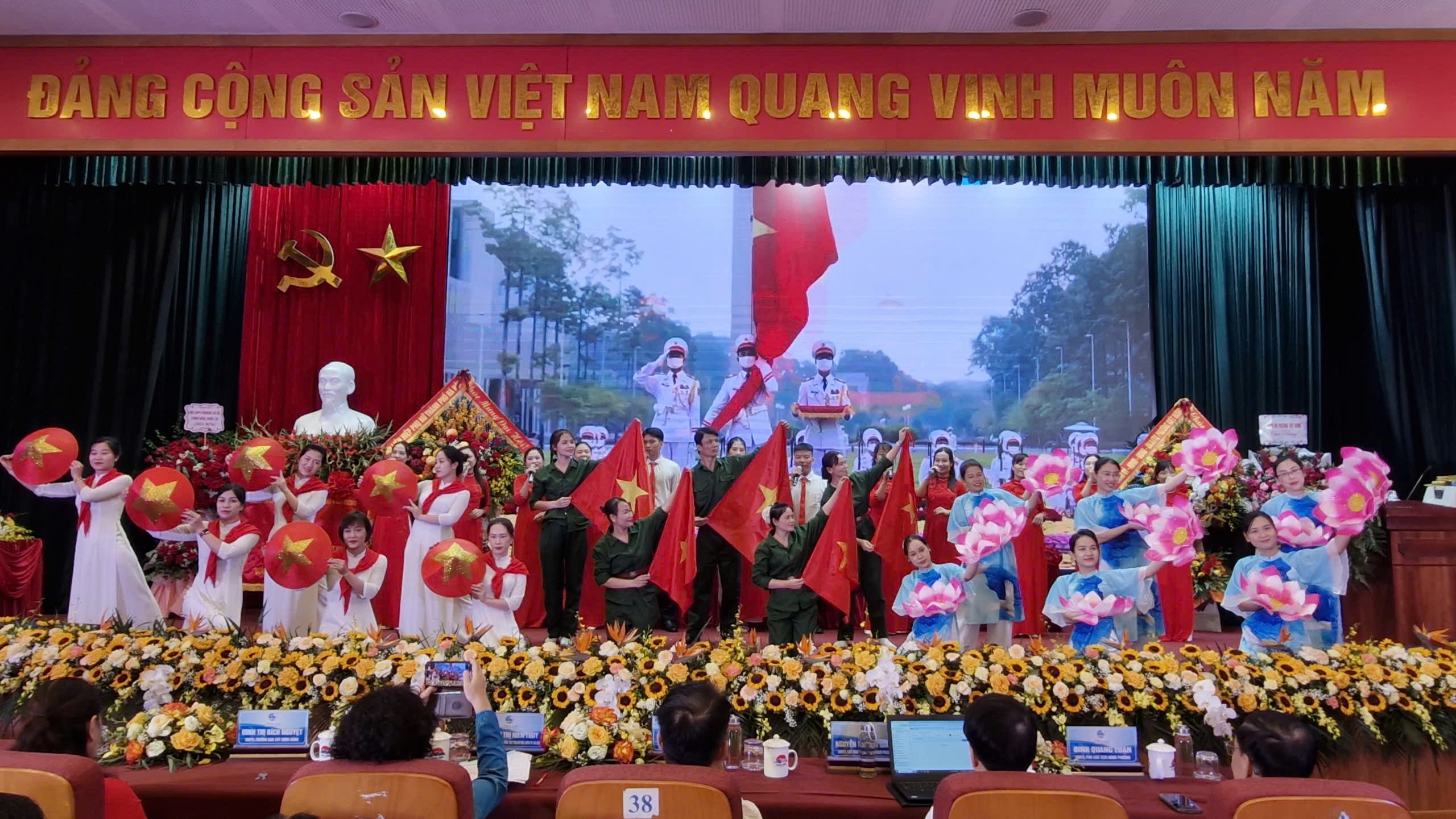 Đồng chí Ngô Kim Liên được cử giữ chức Chủ tịch Hội LHPN phường Việt Hưng - ảnh 5