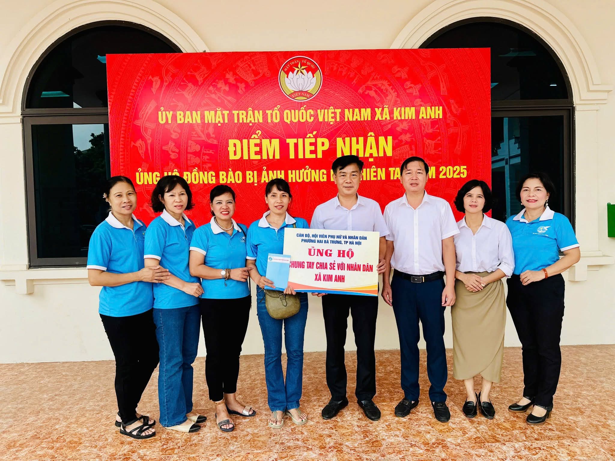 Hội LHPN phường Hai Bà Trưng san sẻ khó khăn với người dân bị ảnh hưởng bởi ngập lụt - ảnh 1