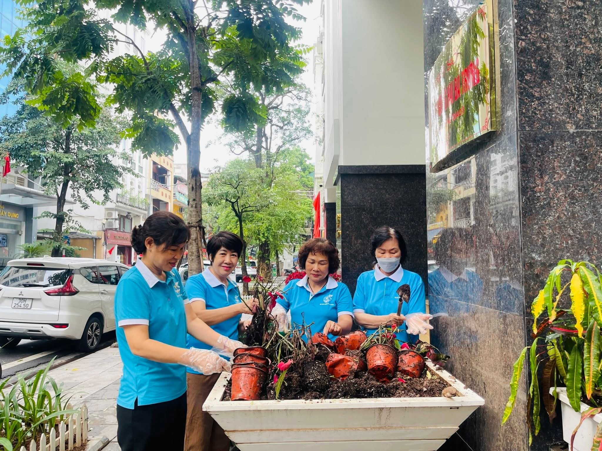Phụ nữ phường Hai Bà Trưng ra quân vệ sinh môi trường chào mừng Đại hội Đảng bộ Thành phố - ảnh 2