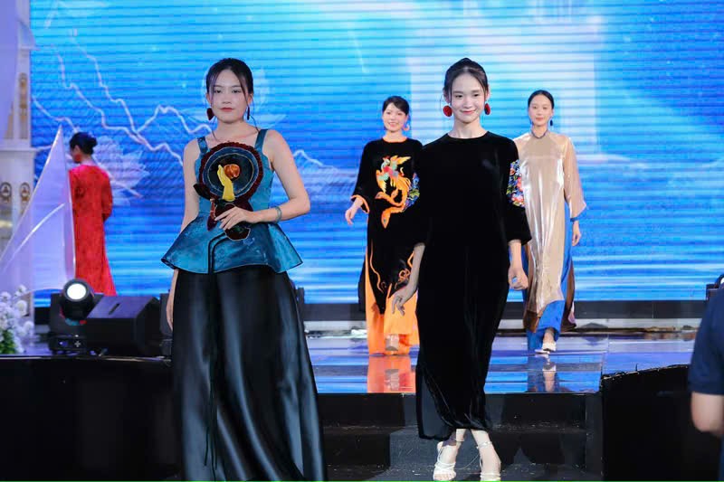 Nhà thiết kế Hoàng Ly và dấu ấn 30 năm giữ hồn áo dài truyền thống Việt Nam - ảnh 15