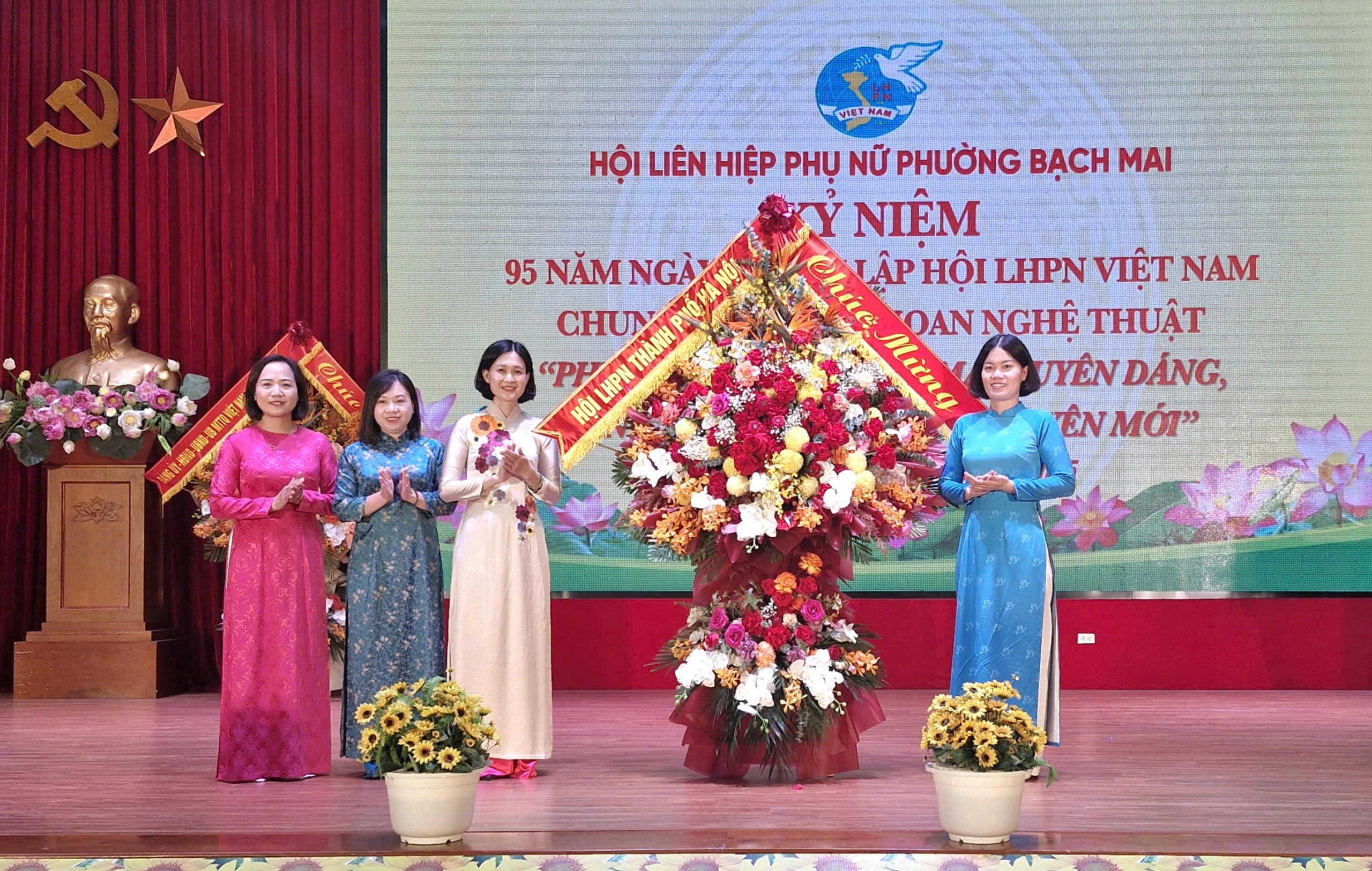 Phụ nữ phường Bạch Mai duyên dáng, sáng tạo bước vào kỷ nguyên mới - ảnh 1