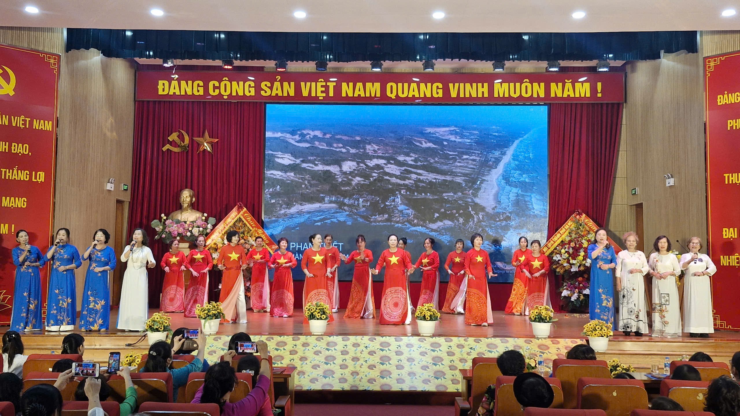 Phụ nữ phường Bạch Mai duyên dáng, sáng tạo bước vào kỷ nguyên mới - ảnh 10