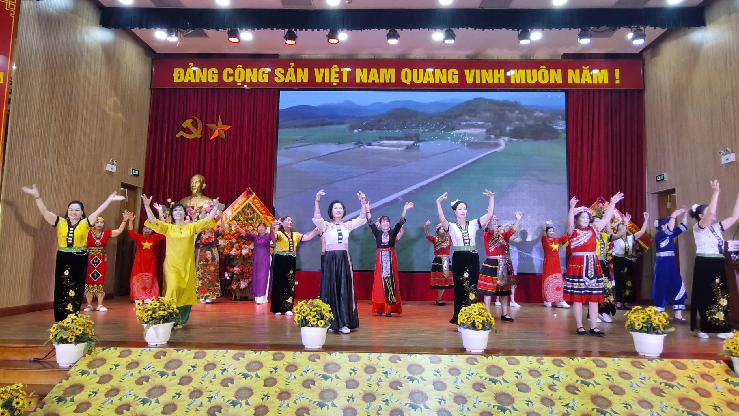 Phụ nữ phường Bạch Mai duyên dáng, sáng tạo bước vào kỷ nguyên mới - ảnh 8