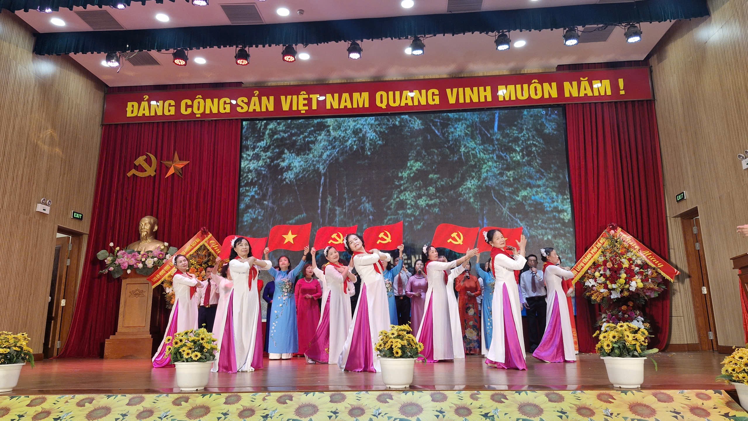 Phụ nữ phường Bạch Mai duyên dáng, sáng tạo bước vào kỷ nguyên mới - ảnh 7