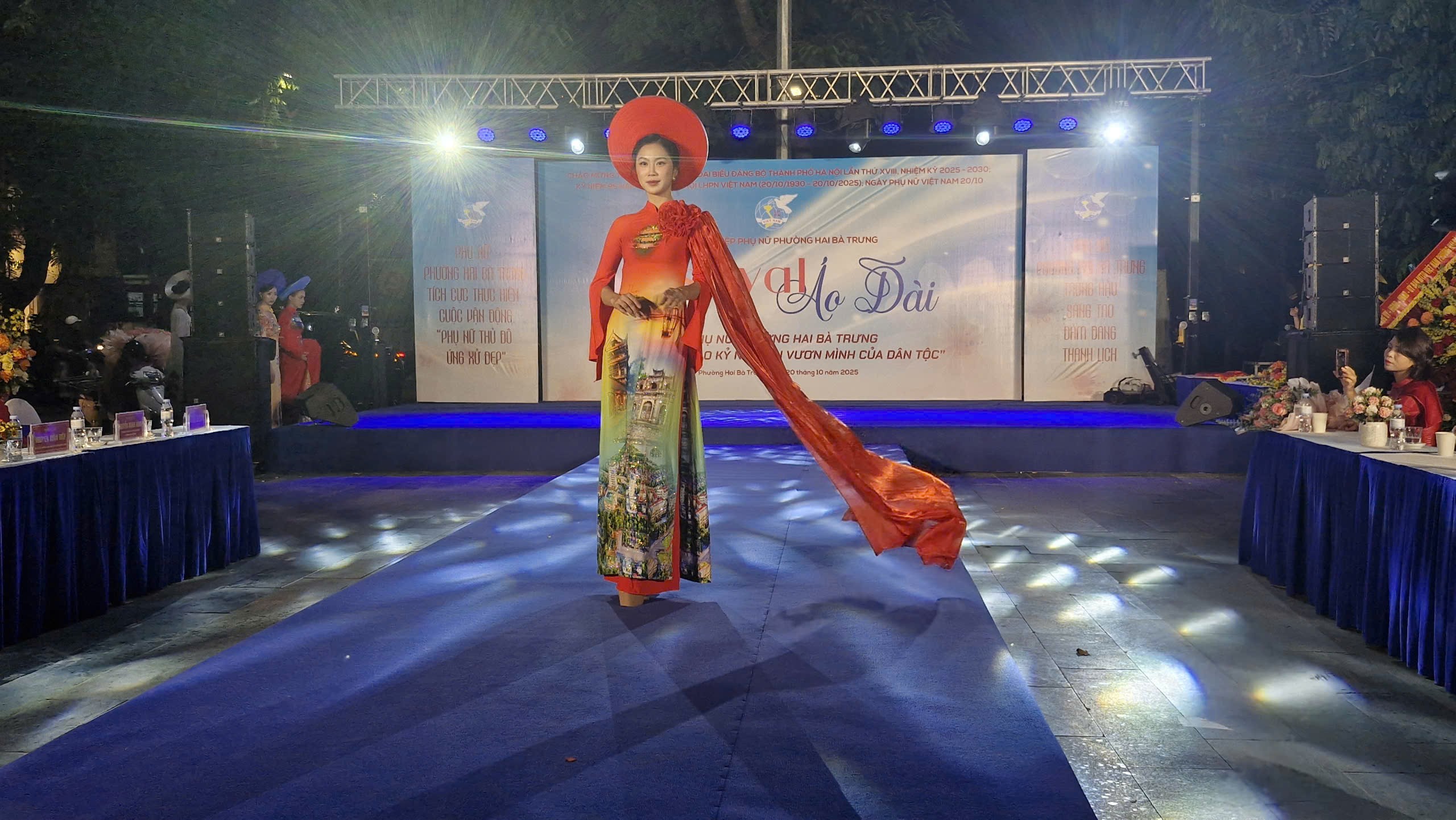 Festival áo dài “Phụ nữ phường Hai Bà Trưng vững bước vào kỷ nguyên vươn mình của dân tộc” - ảnh 15