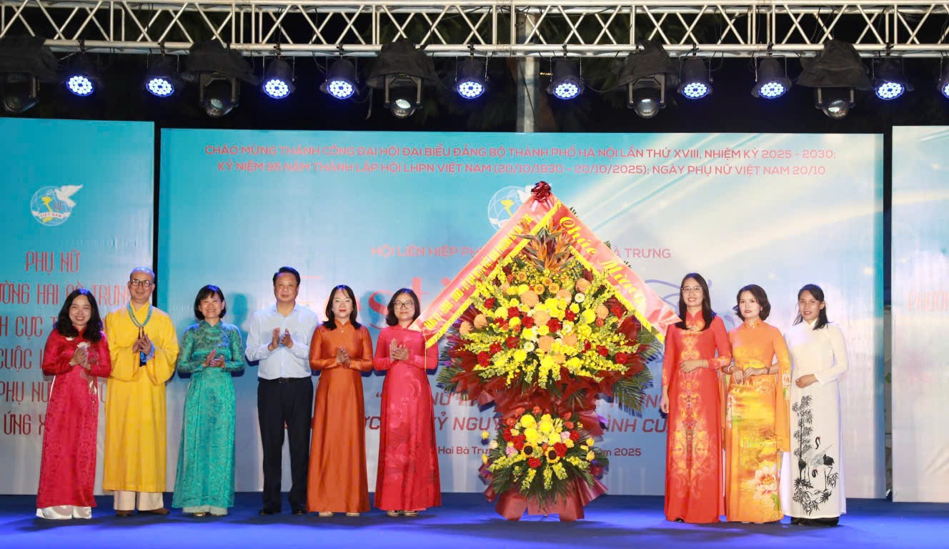 Festival áo dài “Phụ nữ phường Hai Bà Trưng vững bước vào kỷ nguyên vươn mình của dân tộc” - ảnh 1