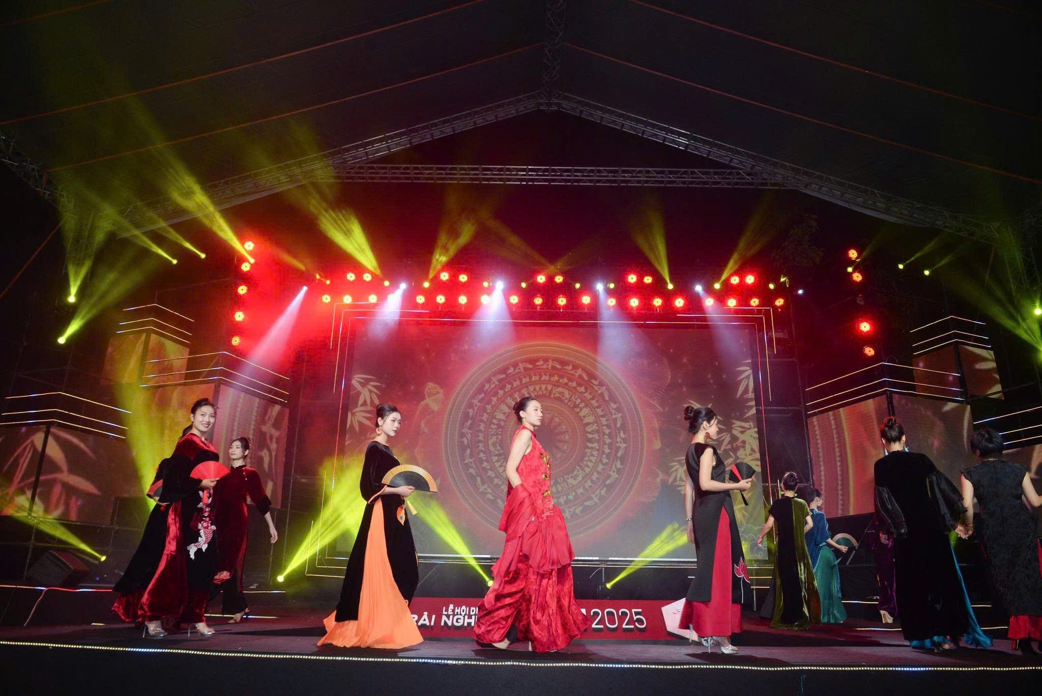 Lan toả nét đẹp áo dài truyền thống trong xu hướng hội nhập - ảnh 1