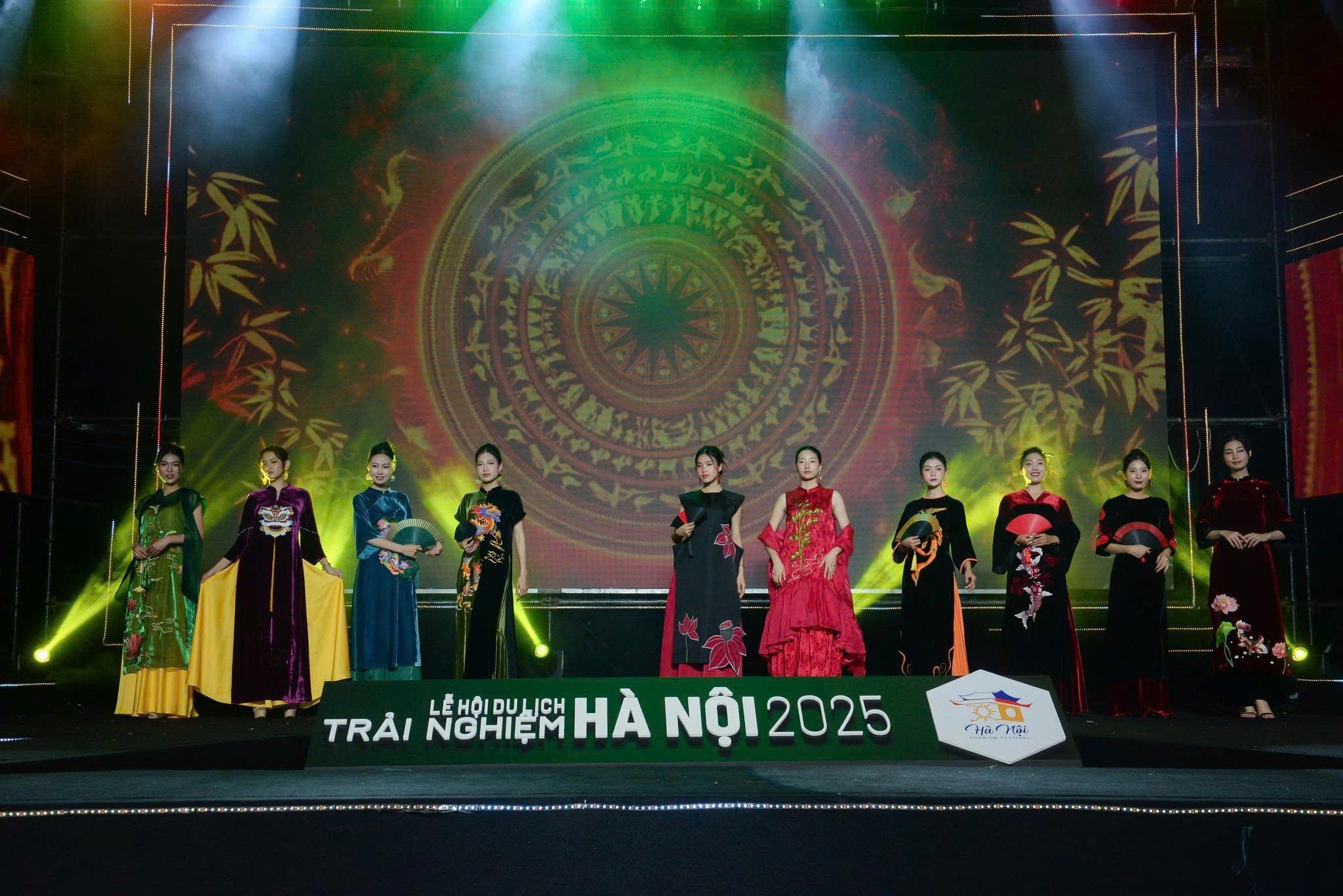 Lan toả nét đẹp áo dài truyền thống trong xu hướng hội nhập - ảnh 2