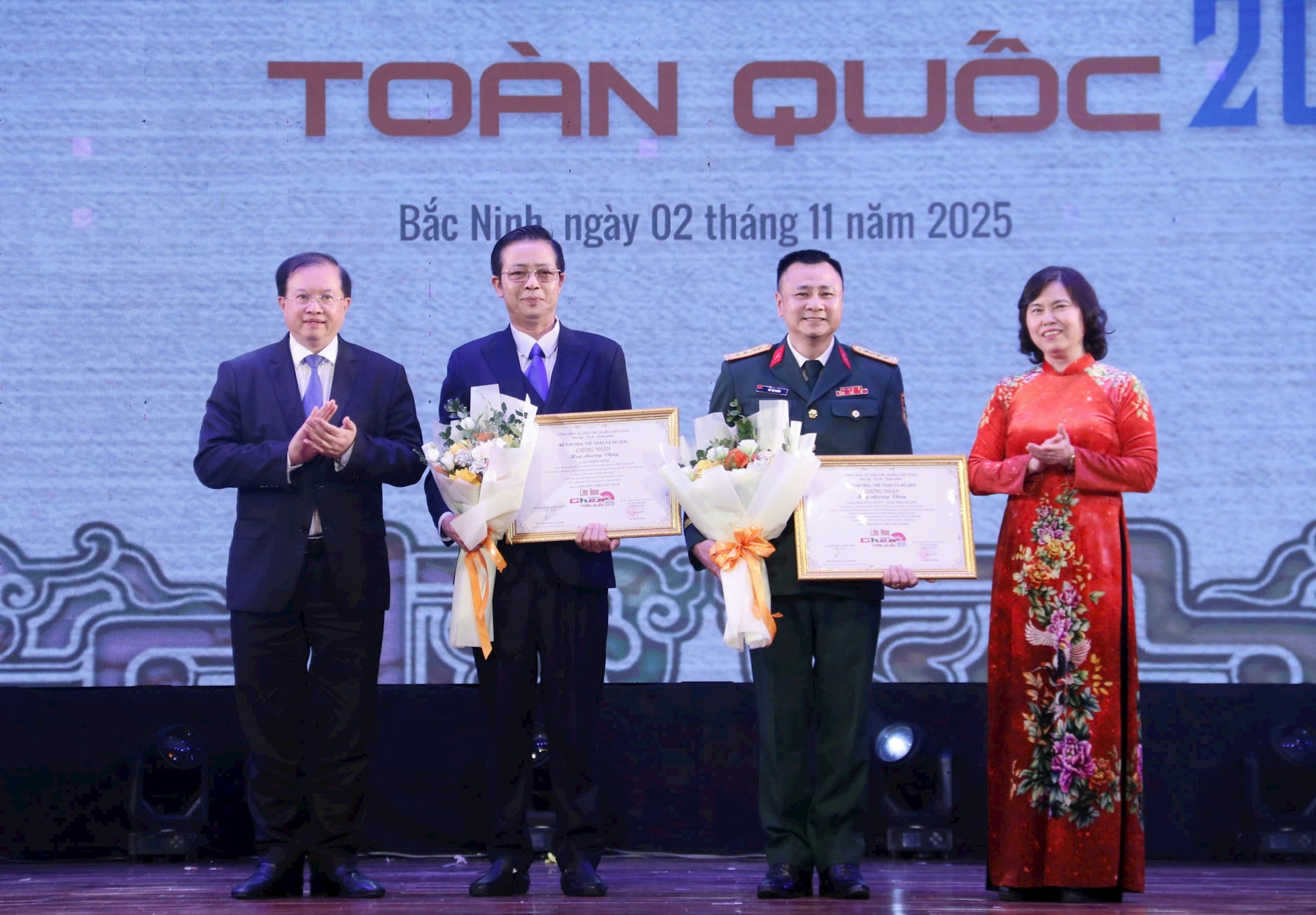 Liên hoan Chèo toàn quốc 2025: Hai NSƯT Quốc Phòng và Quỳnh Mai đạt giải Xuất sắc   - ảnh 3