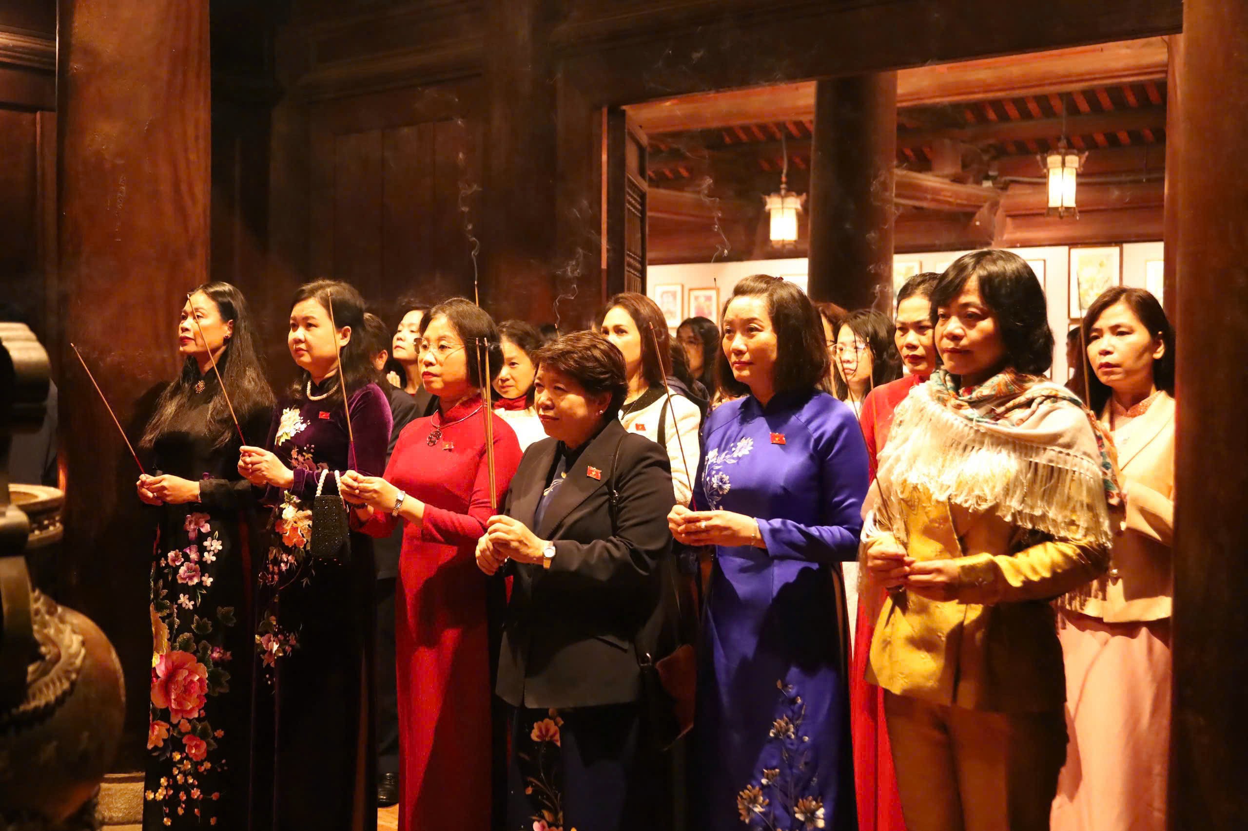 “Áo dài trên con đường di sản” - Tôn vinh vẻ đẹp thanh thoát của tà áo dài Việt Nam - ảnh 1