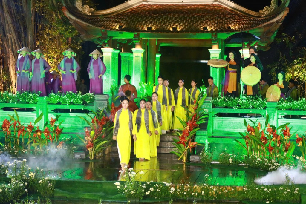 “Áo dài trên con đường di sản” - Tôn vinh vẻ đẹp thanh thoát của tà áo dài Việt Nam - ảnh 3