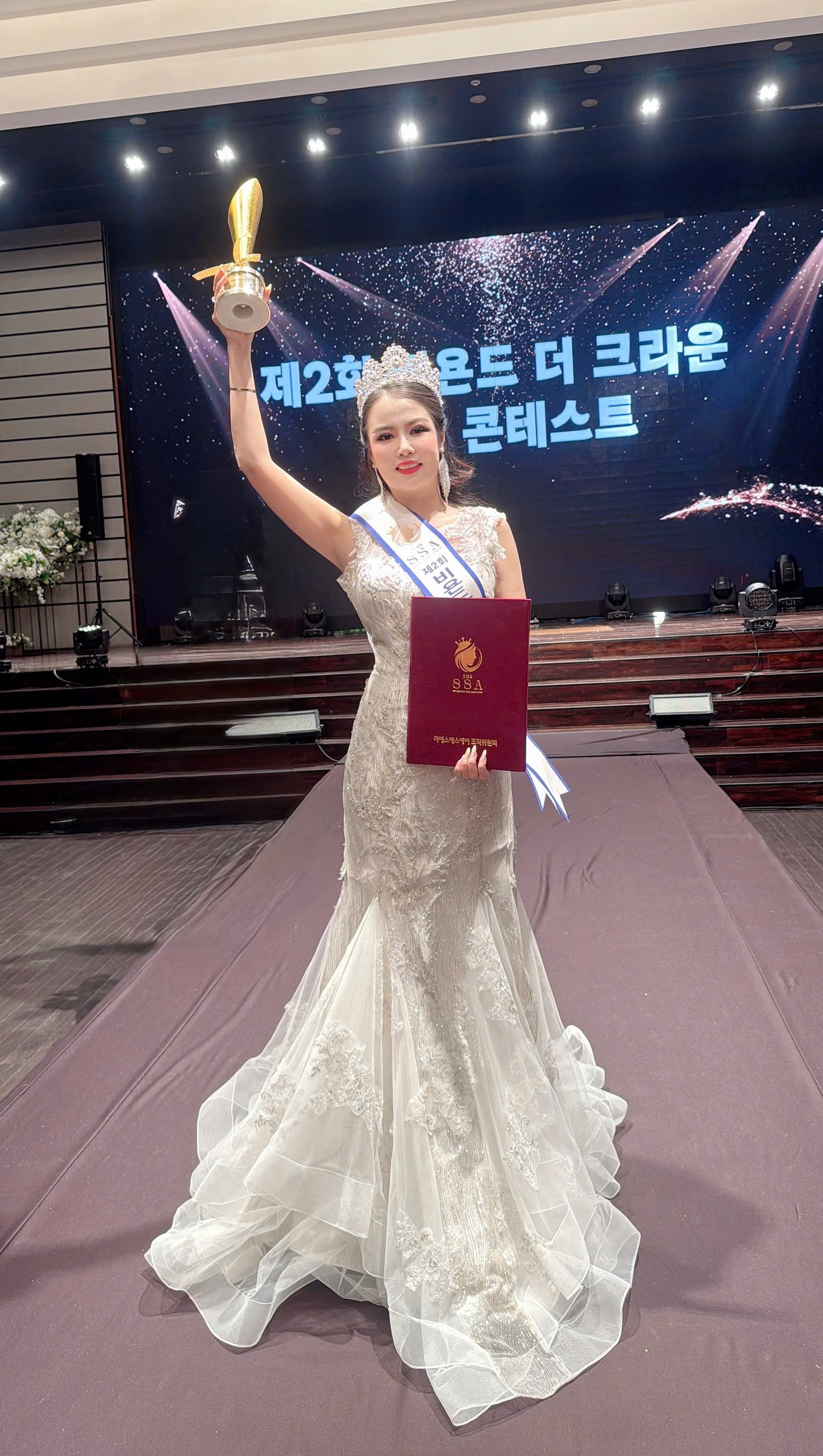 Lê Thị Thúy Vân đăng quang Hoa hậu Doanh nhân Di sản Quốc tế 2025 - ảnh 1